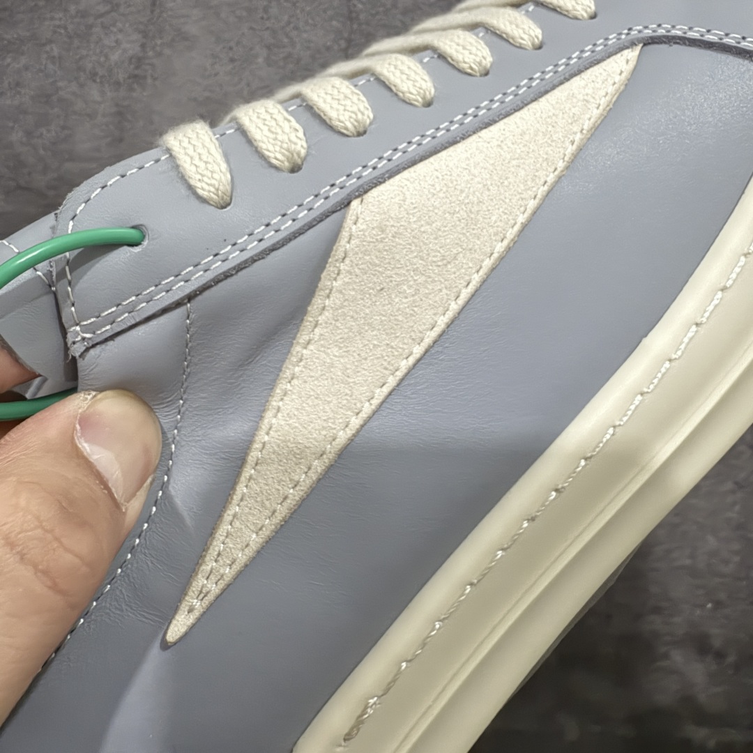 图片[3]-【莞顶渠道】瑞克 欧文斯Rick owens 主线 经典西瓜头 RO低帮蓝色皮面 进口原料牛皮 莞产超级顶货 新配色陆续上架 产品只会越做越漂亮💯 鞋头采用原版一致工艺 又翘又歪的效果目前这个技术市面上的任何版本都达不到这个效果 私模开发 细节一步到位不敢说百分百💯保证有百分之98还原 慢工出细活 好的产品不怕晚 这次的开发针对艺术家 收藏家 高品质 的人群 水染粒面小牛皮材质，和针车间距都是极致还原！ 顶级头层的小牛皮，质感无敌，奢侈品的触感！ 定制品牌logo的拉链！超大一比一规格礼盒装，重达3斤以上，外加定制欧文斯保护盒！ 配有日文、英文，双语种配件卡片！细节诠释，一件不落。 鞋盒翻盖 三标，正面+底部都一一做到！虽然增加不了实质的成本，但是打磨产品的细节，再微小也会还原！ 尺码：35 36 37 38 39 40 41 42 43 44 45 46-选品中心