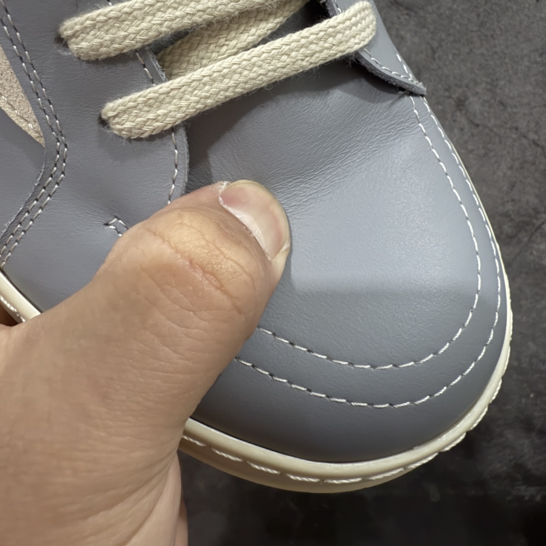 图片[4]-【莞顶渠道】瑞克 欧文斯Rick owens 主线 经典西瓜头 RO低帮蓝色皮面 进口原料牛皮 莞产超级顶货 新配色陆续上架 产品只会越做越漂亮💯 鞋头采用原版一致工艺 又翘又歪的效果目前这个技术市面上的任何版本都达不到这个效果 私模开发 细节一步到位不敢说百分百💯保证有百分之98还原 慢工出细活 好的产品不怕晚 这次的开发针对艺术家 收藏家 高品质 的人群 水染粒面小牛皮材质，和针车间距都是极致还原！ 顶级头层的小牛皮，质感无敌，奢侈品的触感！ 定制品牌logo的拉链！超大一比一规格礼盒装，重达3斤以上，外加定制欧文斯保护盒！ 配有日文、英文，双语种配件卡片！细节诠释，一件不落。 鞋盒翻盖 三标，正面+底部都一一做到！虽然增加不了实质的成本，但是打磨产品的细节，再微小也会还原！ 尺码：35 36 37 38 39 40 41 42 43 44 45 46-选品中心