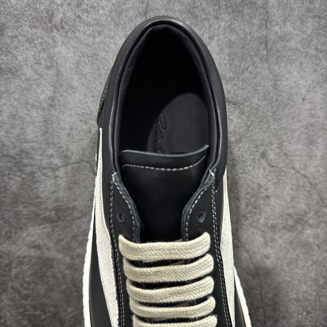 图片[8]-【New Star版本】瑞克 欧文斯Rick owens 主线 经典西瓜头 RO低帮黑白皮面 从购入原鞋开始到开大底磨具、定制皮料.辅料、调楦、开版.历经6个月时间 同步原版.面皮、包括内里、鞋垫、中底.全部采用粒面小牛皮，上等的皮料是Ro这款鞋核心。（PT首家内里、鞋垫、中底全部用粒面小牛皮的，市场流通版本.为压缩成本全部用超迁顶替.舒适度.透气性大打折扣 皮料无论是纹路风格.颜色和亮度，还原度无限接近百分之百（市面上我们这个皮可称为原厂皮） 内里、鞋垫、中底采用同一块粒面小牛皮料.肉眼可见的质感.自然纹路.毛孔。 三角标.中绒灰白麂皮.颜色和绒感与原厂一致 鞋带独家定制水染.按原版织法工艺.百分比百还原 独家定制定染原厂布袋原厂刺绣工艺.布料厚实.柔软.带点绒感才是正确的 尺码：35 36 37 38 39 40 41 42 43 44 45 46-选品中心