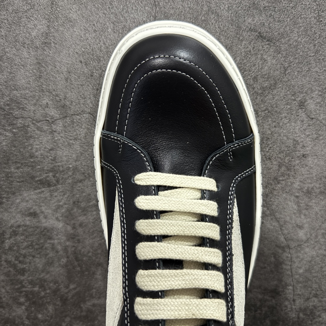 图片[5]-【New Star版本】瑞克 欧文斯Rick owens 主线 经典西瓜头 RO低帮黑白皮面 从购入原鞋开始到开大底磨具、定制皮料.辅料、调楦、开版.历经6个月时间 同步原版.面皮、包括内里、鞋垫、中底.全部采用粒面小牛皮，上等的皮料是Ro这款鞋核心。（PT首家内里、鞋垫、中底全部用粒面小牛皮的，市场流通版本.为压缩成本全部用超迁顶替.舒适度.透气性大打折扣 皮料无论是纹路风格.颜色和亮度，还原度无限接近百分之百（市面上我们这个皮可称为原厂皮） 内里、鞋垫、中底采用同一块粒面小牛皮料.肉眼可见的质感.自然纹路.毛孔。 三角标.中绒灰白麂皮.颜色和绒感与原厂一致 鞋带独家定制水染.按原版织法工艺.百分比百还原 独家定制定染原厂布袋原厂刺绣工艺.布料厚实.柔软.带点绒感才是正确的 尺码：35 36 37 38 39 40 41 42 43 44 45 46-选品中心