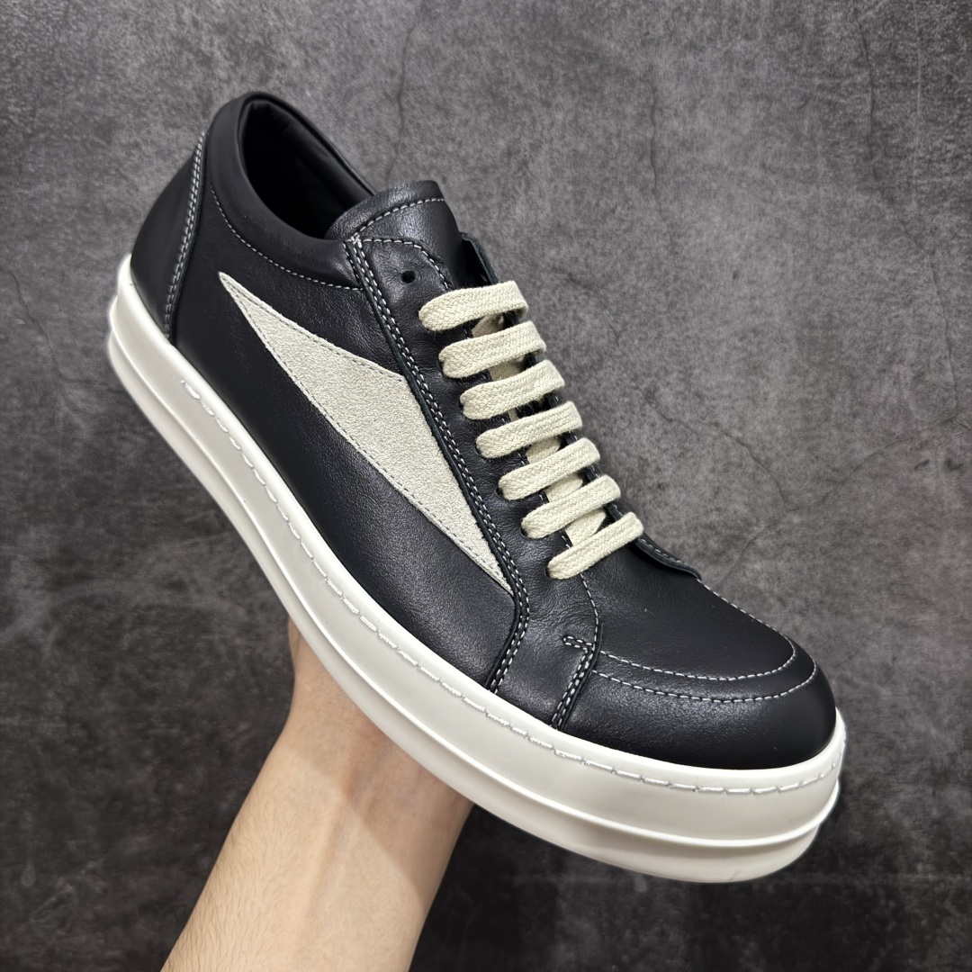 图片[3]-【New Star版本】瑞克 欧文斯Rick owens 主线 经典西瓜头 RO低帮黑白皮面 从购入原鞋开始到开大底磨具、定制皮料.辅料、调楦、开版.历经6个月时间 同步原版.面皮、包括内里、鞋垫、中底.全部采用粒面小牛皮，上等的皮料是Ro这款鞋核心。（PT首家内里、鞋垫、中底全部用粒面小牛皮的，市场流通版本.为压缩成本全部用超迁顶替.舒适度.透气性大打折扣 皮料无论是纹路风格.颜色和亮度，还原度无限接近百分之百（市面上我们这个皮可称为原厂皮） 内里、鞋垫、中底采用同一块粒面小牛皮料.肉眼可见的质感.自然纹路.毛孔。 三角标.中绒灰白麂皮.颜色和绒感与原厂一致 鞋带独家定制水染.按原版织法工艺.百分比百还原 独家定制定染原厂布袋原厂刺绣工艺.布料厚实.柔软.带点绒感才是正确的 尺码：35 36 37 38 39 40 41 42 43 44 45 46-选品中心