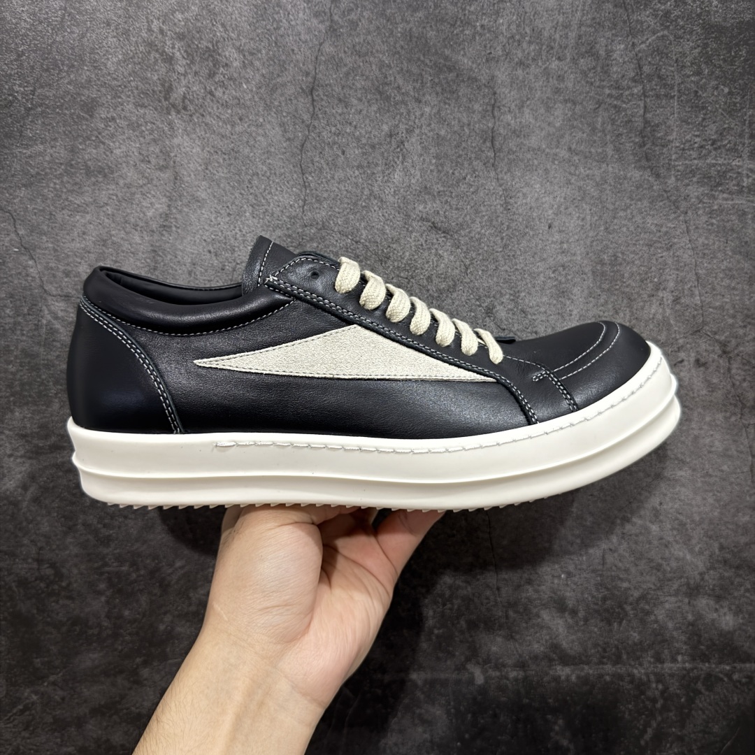【New Star版本】瑞克 欧文斯Rick owens 主线 经典西瓜头 RO低帮黑白皮面 从购入原鞋开始到开大底磨具、定制皮料.辅料、调楦、开版.历经6个月时间 同步原版.面皮、包括内里、鞋垫、中底.全部采用粒面小牛皮,上等的皮料是Ro这款鞋核心。(PT首家内里、鞋垫、中底全部用粒面小牛皮的,市场流通版本.为压缩成本全部用超迁顶替.舒适度.透气性大打折扣 皮料无论是纹路风格.颜色和亮度,还原度无限接近百分之百(市面上我们这个皮可称为原厂皮) 内里、鞋垫、中底采用同一块粒面小牛皮料.肉眼可见的质感.自然纹路.毛孔。 三角标.中绒灰白麂皮.颜色和绒感与原厂一致 鞋带独家定制水染.按原版织法工艺.百分比百还原 独家定制定染原厂布袋原厂刺绣工艺.布料厚实.柔软.带点绒感才是正确的 尺码:35 36 37 38 39 40 41 42 43 44 45 46-选品中心