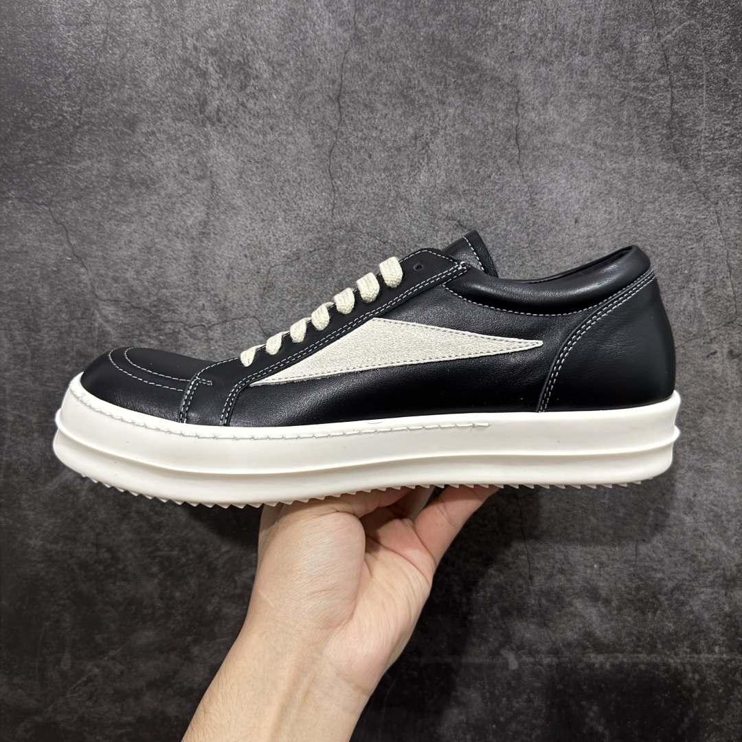 图片[2]-【New Star版本】瑞克 欧文斯Rick owens 主线 经典西瓜头 RO低帮黑白皮面 从购入原鞋开始到开大底磨具、定制皮料.辅料、调楦、开版.历经6个月时间 同步原版.面皮、包括内里、鞋垫、中底.全部采用粒面小牛皮，上等的皮料是Ro这款鞋核心。（PT首家内里、鞋垫、中底全部用粒面小牛皮的，市场流通版本.为压缩成本全部用超迁顶替.舒适度.透气性大打折扣 皮料无论是纹路风格.颜色和亮度，还原度无限接近百分之百（市面上我们这个皮可称为原厂皮） 内里、鞋垫、中底采用同一块粒面小牛皮料.肉眼可见的质感.自然纹路.毛孔。 三角标.中绒灰白麂皮.颜色和绒感与原厂一致 鞋带独家定制水染.按原版织法工艺.百分比百还原 独家定制定染原厂布袋原厂刺绣工艺.布料厚实.柔软.带点绒感才是正确的 尺码：35 36 37 38 39 40 41 42 43 44 45 46-选品中心