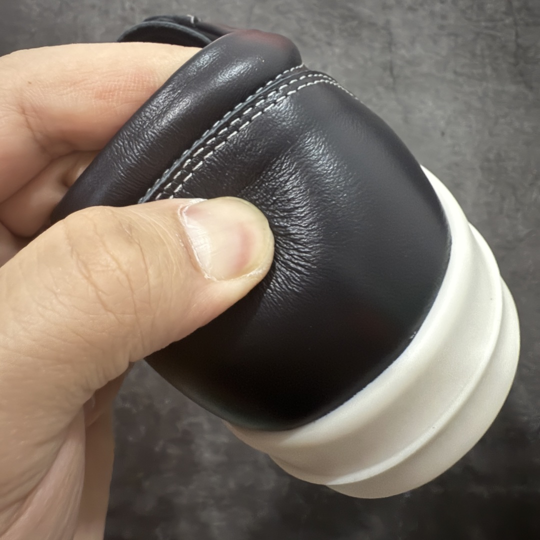 图片[2]-【New Star版本】瑞克 欧文斯Rick owens 主线 经典西瓜头 RO低帮黑白皮面 从购入原鞋开始到开大底磨具、定制皮料.辅料、调楦、开版.历经6个月时间 同步原版.面皮、包括内里、鞋垫、中底.全部采用粒面小牛皮，上等的皮料是Ro这款鞋核心。（PT首家内里、鞋垫、中底全部用粒面小牛皮的，市场流通版本.为压缩成本全部用超迁顶替.舒适度.透气性大打折扣 皮料无论是纹路风格.颜色和亮度，还原度无限接近百分之百（市面上我们这个皮可称为原厂皮） 内里、鞋垫、中底采用同一块粒面小牛皮料.肉眼可见的质感.自然纹路.毛孔。 三角标.中绒灰白麂皮.颜色和绒感与原厂一致 鞋带独家定制水染.按原版织法工艺.百分比百还原 独家定制定染原厂布袋原厂刺绣工艺.布料厚实.柔软.带点绒感才是正确的 尺码：35 36 37 38 39 40 41 42 43 44 45 46-选品中心