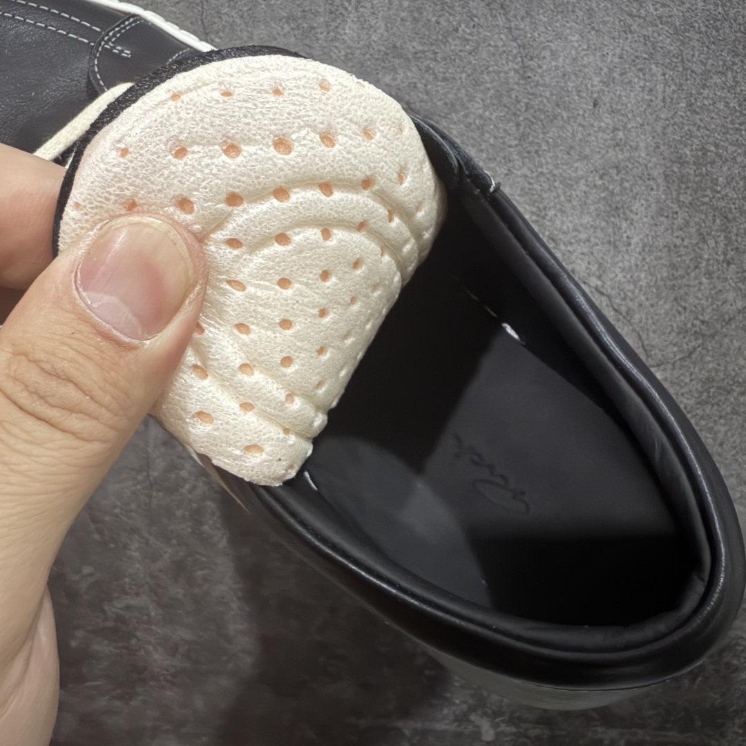 图片[9]-【New Star版本】瑞克 欧文斯Rick owens 主线 经典西瓜头 RO低帮黑白皮面 从购入原鞋开始到开大底磨具、定制皮料.辅料、调楦、开版.历经6个月时间 同步原版.面皮、包括内里、鞋垫、中底.全部采用粒面小牛皮，上等的皮料是Ro这款鞋核心。（PT首家内里、鞋垫、中底全部用粒面小牛皮的，市场流通版本.为压缩成本全部用超迁顶替.舒适度.透气性大打折扣 皮料无论是纹路风格.颜色和亮度，还原度无限接近百分之百（市面上我们这个皮可称为原厂皮） 内里、鞋垫、中底采用同一块粒面小牛皮料.肉眼可见的质感.自然纹路.毛孔。 三角标.中绒灰白麂皮.颜色和绒感与原厂一致 鞋带独家定制水染.按原版织法工艺.百分比百还原 独家定制定染原厂布袋原厂刺绣工艺.布料厚实.柔软.带点绒感才是正确的 尺码：35 36 37 38 39 40 41 42 43 44 45 46-选品中心
