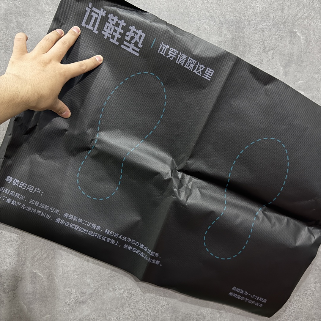 图片[12]-【New Star版本】瑞克 欧文斯Rick owens 主线 经典西瓜头 RO低帮黑白皮面 从购入原鞋开始到开大底磨具、定制皮料.辅料、调楦、开版.历经6个月时间 同步原版.面皮、包括内里、鞋垫、中底.全部采用粒面小牛皮，上等的皮料是Ro这款鞋核心。（PT首家内里、鞋垫、中底全部用粒面小牛皮的，市场流通版本.为压缩成本全部用超迁顶替.舒适度.透气性大打折扣 皮料无论是纹路风格.颜色和亮度，还原度无限接近百分之百（市面上我们这个皮可称为原厂皮） 内里、鞋垫、中底采用同一块粒面小牛皮料.肉眼可见的质感.自然纹路.毛孔。 三角标.中绒灰白麂皮.颜色和绒感与原厂一致 鞋带独家定制水染.按原版织法工艺.百分比百还原 独家定制定染原厂布袋原厂刺绣工艺.布料厚实.柔软.带点绒感才是正确的 尺码：35 36 37 38 39 40 41 42 43 44 45 46-选品中心