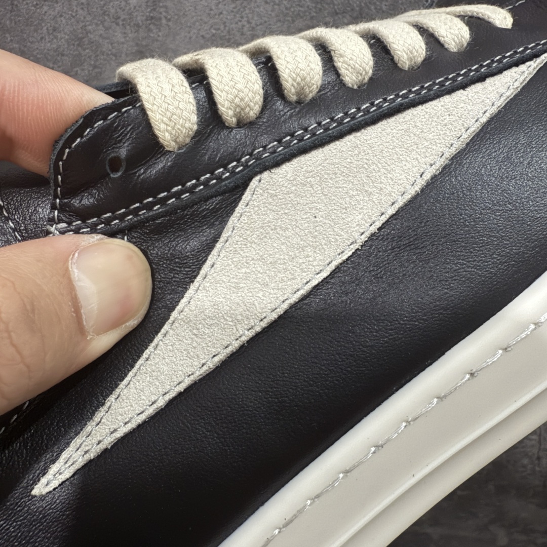 图片[3]-【New Star版本】瑞克 欧文斯Rick owens 主线 经典西瓜头 RO低帮黑白皮面 从购入原鞋开始到开大底磨具、定制皮料.辅料、调楦、开版.历经6个月时间 同步原版.面皮、包括内里、鞋垫、中底.全部采用粒面小牛皮，上等的皮料是Ro这款鞋核心。（PT首家内里、鞋垫、中底全部用粒面小牛皮的，市场流通版本.为压缩成本全部用超迁顶替.舒适度.透气性大打折扣 皮料无论是纹路风格.颜色和亮度，还原度无限接近百分之百（市面上我们这个皮可称为原厂皮） 内里、鞋垫、中底采用同一块粒面小牛皮料.肉眼可见的质感.自然纹路.毛孔。 三角标.中绒灰白麂皮.颜色和绒感与原厂一致 鞋带独家定制水染.按原版织法工艺.百分比百还原 独家定制定染原厂布袋原厂刺绣工艺.布料厚实.柔软.带点绒感才是正确的 尺码：35 36 37 38 39 40 41 42 43 44 45 46-选品中心