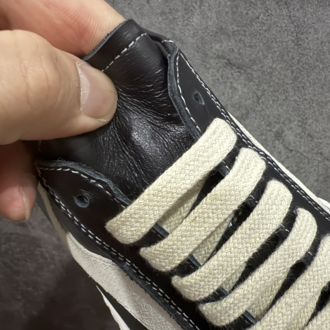 图片[6]-【New Star版本】瑞克 欧文斯Rick owens 主线 经典西瓜头 RO低帮黑白皮面 从购入原鞋开始到开大底磨具、定制皮料.辅料、调楦、开版.历经6个月时间 同步原版.面皮、包括内里、鞋垫、中底.全部采用粒面小牛皮，上等的皮料是Ro这款鞋核心。（PT首家内里、鞋垫、中底全部用粒面小牛皮的，市场流通版本.为压缩成本全部用超迁顶替.舒适度.透气性大打折扣 皮料无论是纹路风格.颜色和亮度，还原度无限接近百分之百（市面上我们这个皮可称为原厂皮） 内里、鞋垫、中底采用同一块粒面小牛皮料.肉眼可见的质感.自然纹路.毛孔。 三角标.中绒灰白麂皮.颜色和绒感与原厂一致 鞋带独家定制水染.按原版织法工艺.百分比百还原 独家定制定染原厂布袋原厂刺绣工艺.布料厚实.柔软.带点绒感才是正确的 尺码：35 36 37 38 39 40 41 42 43 44 45 46-选品中心