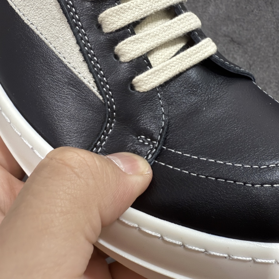 图片[4]-【New Star版本】瑞克 欧文斯Rick owens 主线 经典西瓜头 RO低帮黑白皮面 从购入原鞋开始到开大底磨具、定制皮料.辅料、调楦、开版.历经6个月时间 同步原版.面皮、包括内里、鞋垫、中底.全部采用粒面小牛皮，上等的皮料是Ro这款鞋核心。（PT首家内里、鞋垫、中底全部用粒面小牛皮的，市场流通版本.为压缩成本全部用超迁顶替.舒适度.透气性大打折扣 皮料无论是纹路风格.颜色和亮度，还原度无限接近百分之百（市面上我们这个皮可称为原厂皮） 内里、鞋垫、中底采用同一块粒面小牛皮料.肉眼可见的质感.自然纹路.毛孔。 三角标.中绒灰白麂皮.颜色和绒感与原厂一致 鞋带独家定制水染.按原版织法工艺.百分比百还原 独家定制定染原厂布袋原厂刺绣工艺.布料厚实.柔软.带点绒感才是正确的 尺码：35 36 37 38 39 40 41 42 43 44 45 46-选品中心