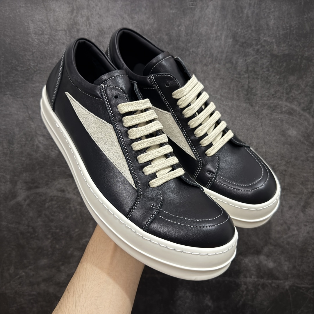 【New Star版本】瑞克 欧文斯Rick owens 主线 经典西瓜头 RO低帮黑白皮面 从购入原鞋开始到开大底磨具、定制皮料.辅料、调楦、开版.历经6个月时间 同步原版.面皮、包括内里、鞋垫、中底.全部采用粒面小牛皮,上等的皮料是Ro这款鞋核心。(PT首家内里、鞋垫、中底全部用粒面小牛皮的,市场流通版本.为压缩成本全部用超迁顶替.舒适度.透气性大打折扣 皮料无论是纹路风格.颜色和亮度,还原度无限接近百分之百(市面上我们这个皮可称为原厂皮) 内里、鞋垫、中底采用同一块粒面小牛皮料.肉眼可见的质感.自然纹路.毛孔。 三角标.中绒灰白麂皮.颜色和绒感与原厂一致 鞋带独家定制水染.按原版织法工艺.百分比百还原 独家定制定染原厂布袋原厂刺绣工艺.布料厚实.柔软.带点绒感才是正确的 尺码:35 36 37 38 39 40 41 42 43 44 45 46-选品中心
