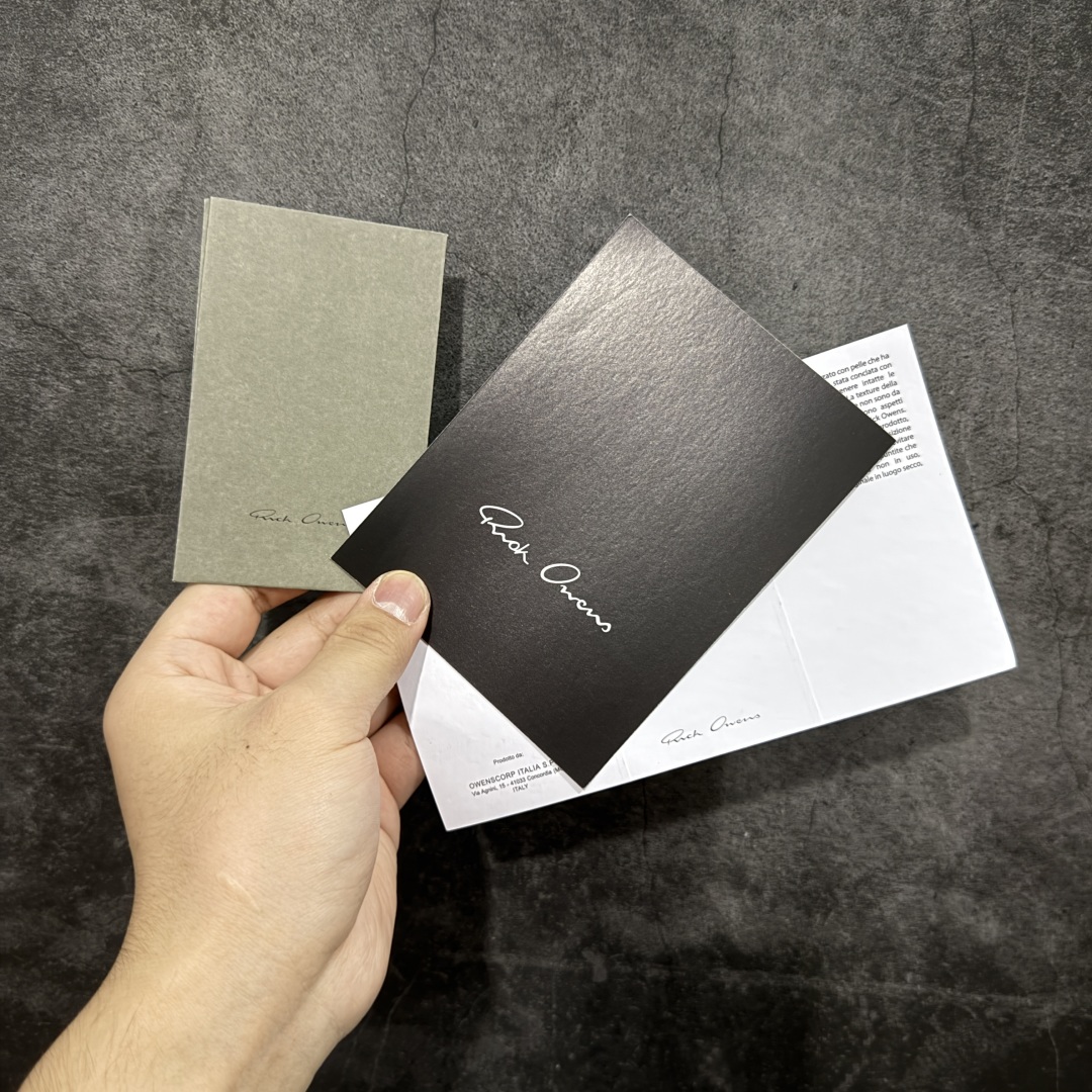 图片[11]-【New Star版本】瑞克 欧文斯Rick owens 主线 经典西瓜头 RO低帮黑白皮面 从购入原鞋开始到开大底磨具、定制皮料.辅料、调楦、开版.历经6个月时间 同步原版.面皮、包括内里、鞋垫、中底.全部采用粒面小牛皮，上等的皮料是Ro这款鞋核心。（PT首家内里、鞋垫、中底全部用粒面小牛皮的，市场流通版本.为压缩成本全部用超迁顶替.舒适度.透气性大打折扣 皮料无论是纹路风格.颜色和亮度，还原度无限接近百分之百（市面上我们这个皮可称为原厂皮） 内里、鞋垫、中底采用同一块粒面小牛皮料.肉眼可见的质感.自然纹路.毛孔。 三角标.中绒灰白麂皮.颜色和绒感与原厂一致 鞋带独家定制水染.按原版织法工艺.百分比百还原 独家定制定染原厂布袋原厂刺绣工艺.布料厚实.柔软.带点绒感才是正确的 尺码：35 36 37 38 39 40 41 42 43 44 45 46-选品中心