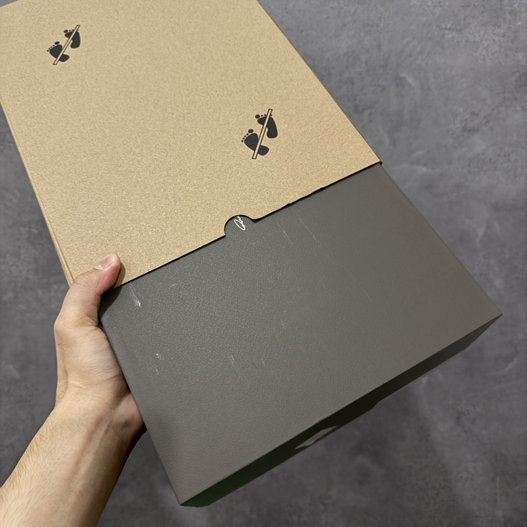 图片[14]-【New Star版本】瑞克 欧文斯Rick owens 主线 经典西瓜头 RO低帮黑白皮面 从购入原鞋开始到开大底磨具、定制皮料.辅料、调楦、开版.历经6个月时间 同步原版.面皮、包括内里、鞋垫、中底.全部采用粒面小牛皮，上等的皮料是Ro这款鞋核心。（PT首家内里、鞋垫、中底全部用粒面小牛皮的，市场流通版本.为压缩成本全部用超迁顶替.舒适度.透气性大打折扣 皮料无论是纹路风格.颜色和亮度，还原度无限接近百分之百（市面上我们这个皮可称为原厂皮） 内里、鞋垫、中底采用同一块粒面小牛皮料.肉眼可见的质感.自然纹路.毛孔。 三角标.中绒灰白麂皮.颜色和绒感与原厂一致 鞋带独家定制水染.按原版织法工艺.百分比百还原 独家定制定染原厂布袋原厂刺绣工艺.布料厚实.柔软.带点绒感才是正确的 尺码：35 36 37 38 39 40 41 42 43 44 45 46-选品中心