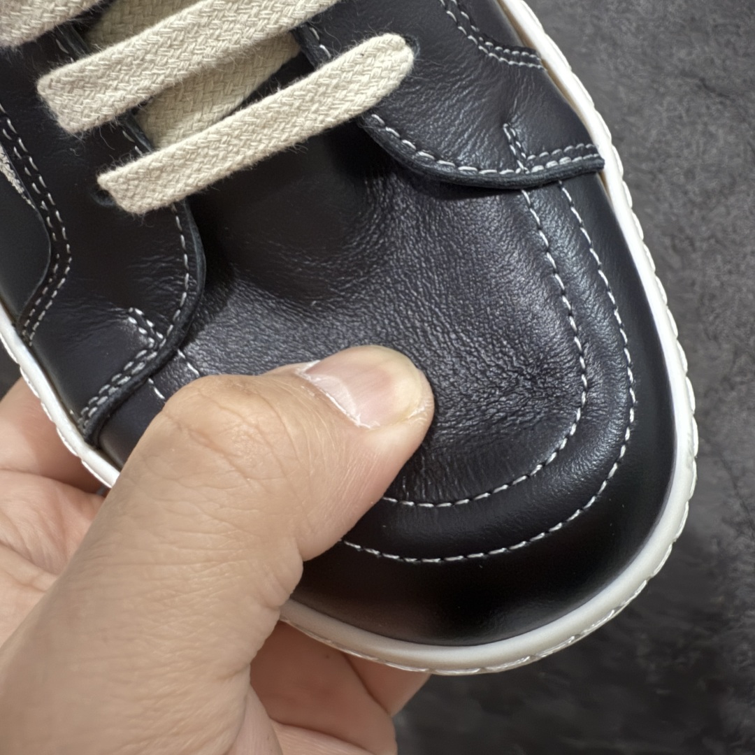 图片[5]-【New Star版本】瑞克 欧文斯Rick owens 主线 经典西瓜头 RO低帮黑白皮面 从购入原鞋开始到开大底磨具、定制皮料.辅料、调楦、开版.历经6个月时间 同步原版.面皮、包括内里、鞋垫、中底.全部采用粒面小牛皮，上等的皮料是Ro这款鞋核心。（PT首家内里、鞋垫、中底全部用粒面小牛皮的，市场流通版本.为压缩成本全部用超迁顶替.舒适度.透气性大打折扣 皮料无论是纹路风格.颜色和亮度，还原度无限接近百分之百（市面上我们这个皮可称为原厂皮） 内里、鞋垫、中底采用同一块粒面小牛皮料.肉眼可见的质感.自然纹路.毛孔。 三角标.中绒灰白麂皮.颜色和绒感与原厂一致 鞋带独家定制水染.按原版织法工艺.百分比百还原 独家定制定染原厂布袋原厂刺绣工艺.布料厚实.柔软.带点绒感才是正确的 尺码：35 36 37 38 39 40 41 42 43 44 45 46-选品中心