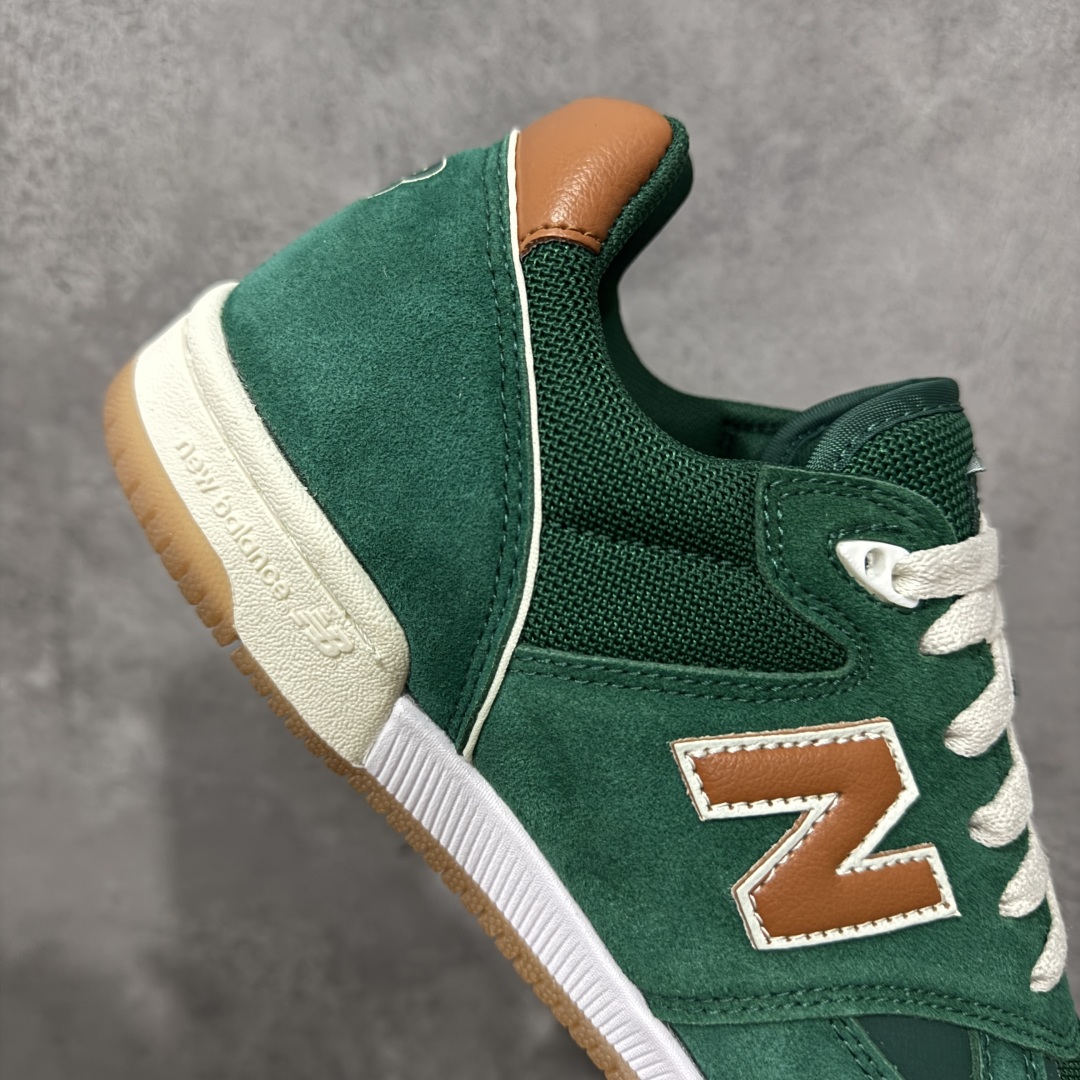 图片[7]-【公司级】New Balance NB 600 休闲舒适 耐磨轻便 低帮 板鞋 以更纯粹的复古风格设计打造的全新造型。侧身还以解构设计，将 N 字标志以做旧压花样式呈现，样式别具新意。而麂皮、冲孔皮革的塑造，则呈现出高级怀旧气质，也让鞋款在奢华时装风格与运动氛围之间达到了平衡。 货号：NM600ALB 尺码：36-45 编码：GLB220230-选品中心