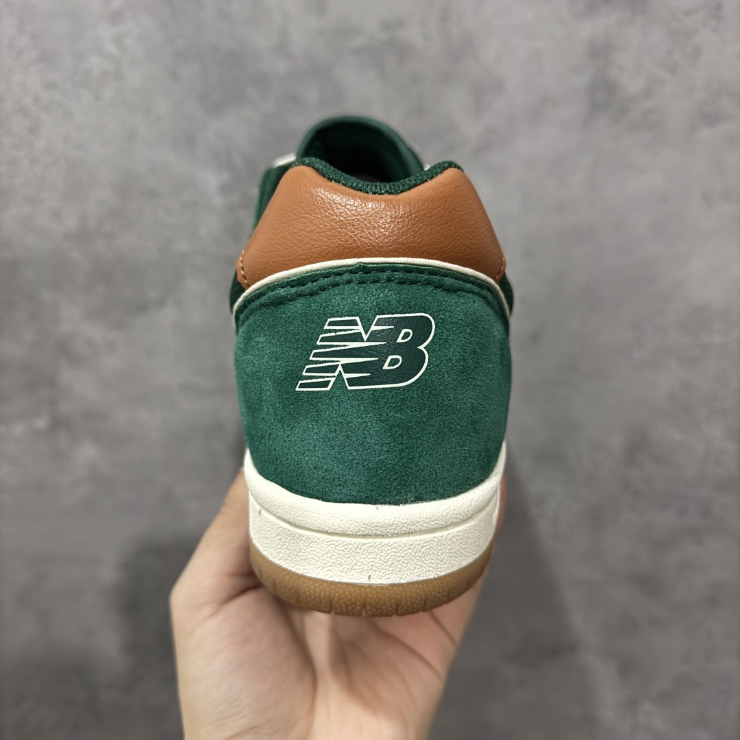 图片[4]-【公司级】New Balance NB 600 休闲舒适 耐磨轻便 低帮 板鞋 以更纯粹的复古风格设计打造的全新造型。侧身还以解构设计，将 N 字标志以做旧压花样式呈现，样式别具新意。而麂皮、冲孔皮革的塑造，则呈现出高级怀旧气质，也让鞋款在奢华时装风格与运动氛围之间达到了平衡。 货号：NM600ALB 尺码：36-45 编码：GLB220230-选品中心