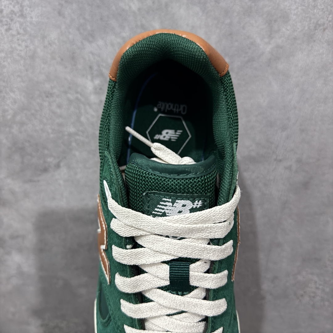 图片[8]-【公司级】New Balance NB 600 休闲舒适 耐磨轻便 低帮 板鞋 以更纯粹的复古风格设计打造的全新造型。侧身还以解构设计，将 N 字标志以做旧压花样式呈现，样式别具新意。而麂皮、冲孔皮革的塑造，则呈现出高级怀旧气质，也让鞋款在奢华时装风格与运动氛围之间达到了平衡。 货号：NM600ALB 尺码：36-45 编码：GLB220230-选品中心