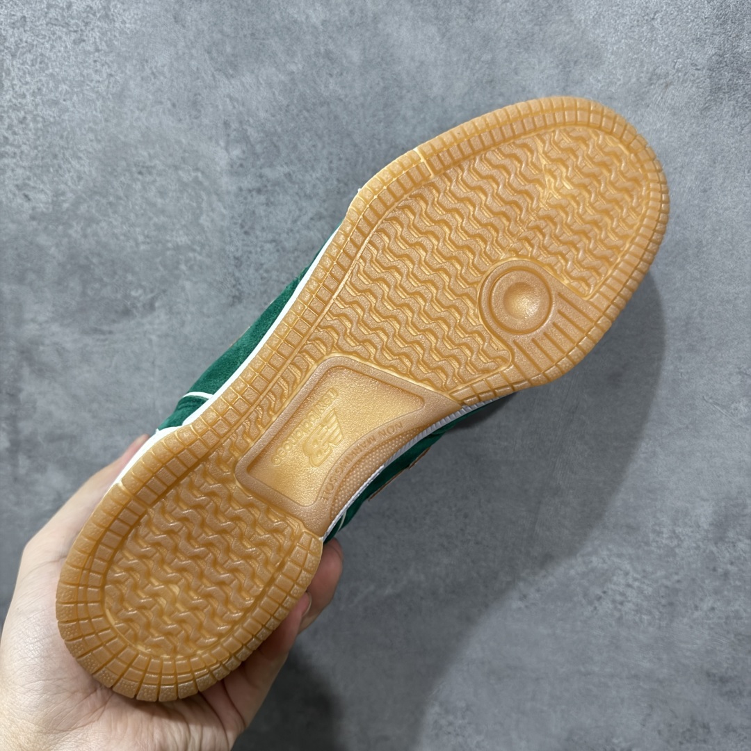 图片[9]-【公司级】New Balance NB 600 休闲舒适 耐磨轻便 低帮 板鞋 以更纯粹的复古风格设计打造的全新造型。侧身还以解构设计，将 N 字标志以做旧压花样式呈现，样式别具新意。而麂皮、冲孔皮革的塑造，则呈现出高级怀旧气质，也让鞋款在奢华时装风格与运动氛围之间达到了平衡。 货号：NM600ALB 尺码：36-45 编码：GLB220230-选品中心