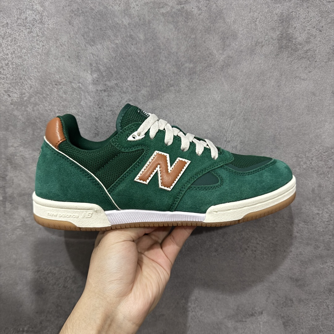 【公司级】New Balance NB 600 休闲舒适 耐磨轻便 低帮 板鞋 以更纯粹的复古风格设计打造的全新造型。侧身还以解构设计,将 N 字标志以做旧压花样式呈现,样式别具新意。而麂皮、冲孔皮革的塑造,则呈现出高级怀旧气质,也让鞋款在奢华时装风格与运动氛围之间达到了平衡。 货号:NM600ALB 尺码:36-45 编码:GLB220230-选品中心