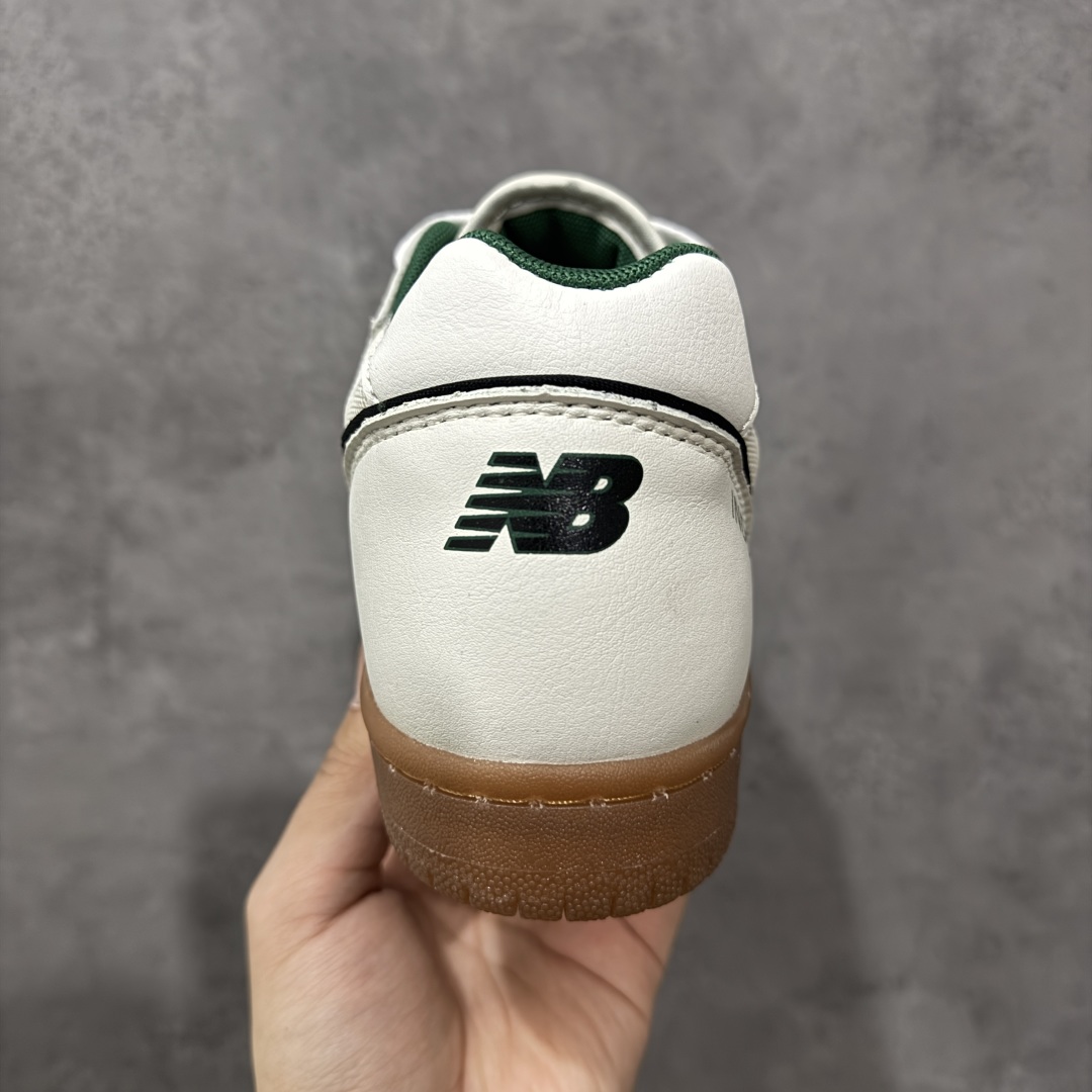 图片[4]-【公司级】New Balance NB 600 休闲舒适 耐磨轻便 低帮 板鞋 以更纯粹的复古风格设计打造的全新造型。侧身还以解构设计，将 N 字标志以做旧压花样式呈现，样式别具新意。而麂皮、冲孔皮革的塑造，则呈现出高级怀旧气质，也让鞋款在奢华时装风格与运动氛围之间达到了平衡。 货号：NM600OGS 尺码：36-45 编码：GLB220230-选品中心