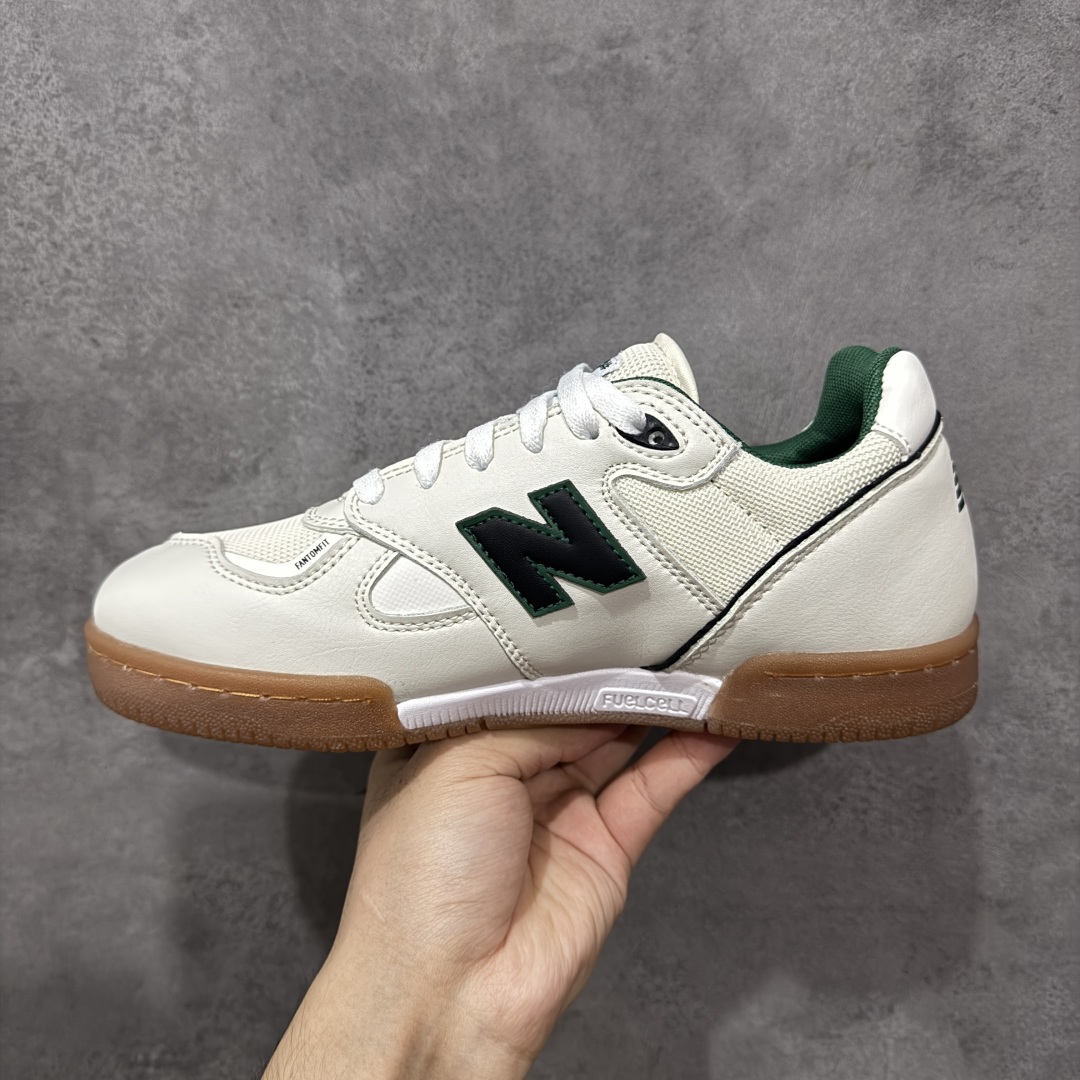 图片[2]-【公司级】New Balance NB 600 休闲舒适 耐磨轻便 低帮 板鞋 以更纯粹的复古风格设计打造的全新造型。侧身还以解构设计，将 N 字标志以做旧压花样式呈现，样式别具新意。而麂皮、冲孔皮革的塑造，则呈现出高级怀旧气质，也让鞋款在奢华时装风格与运动氛围之间达到了平衡。 货号：NM600OGS 尺码：36-45 编码：GLB220230-选品中心