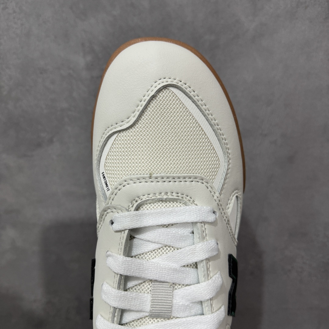 图片[5]-【公司级】New Balance NB 600 休闲舒适 耐磨轻便 低帮 板鞋 以更纯粹的复古风格设计打造的全新造型。侧身还以解构设计，将 N 字标志以做旧压花样式呈现，样式别具新意。而麂皮、冲孔皮革的塑造，则呈现出高级怀旧气质，也让鞋款在奢华时装风格与运动氛围之间达到了平衡。 货号：NM600OGS 尺码：36-45 编码：GLB220230-选品中心