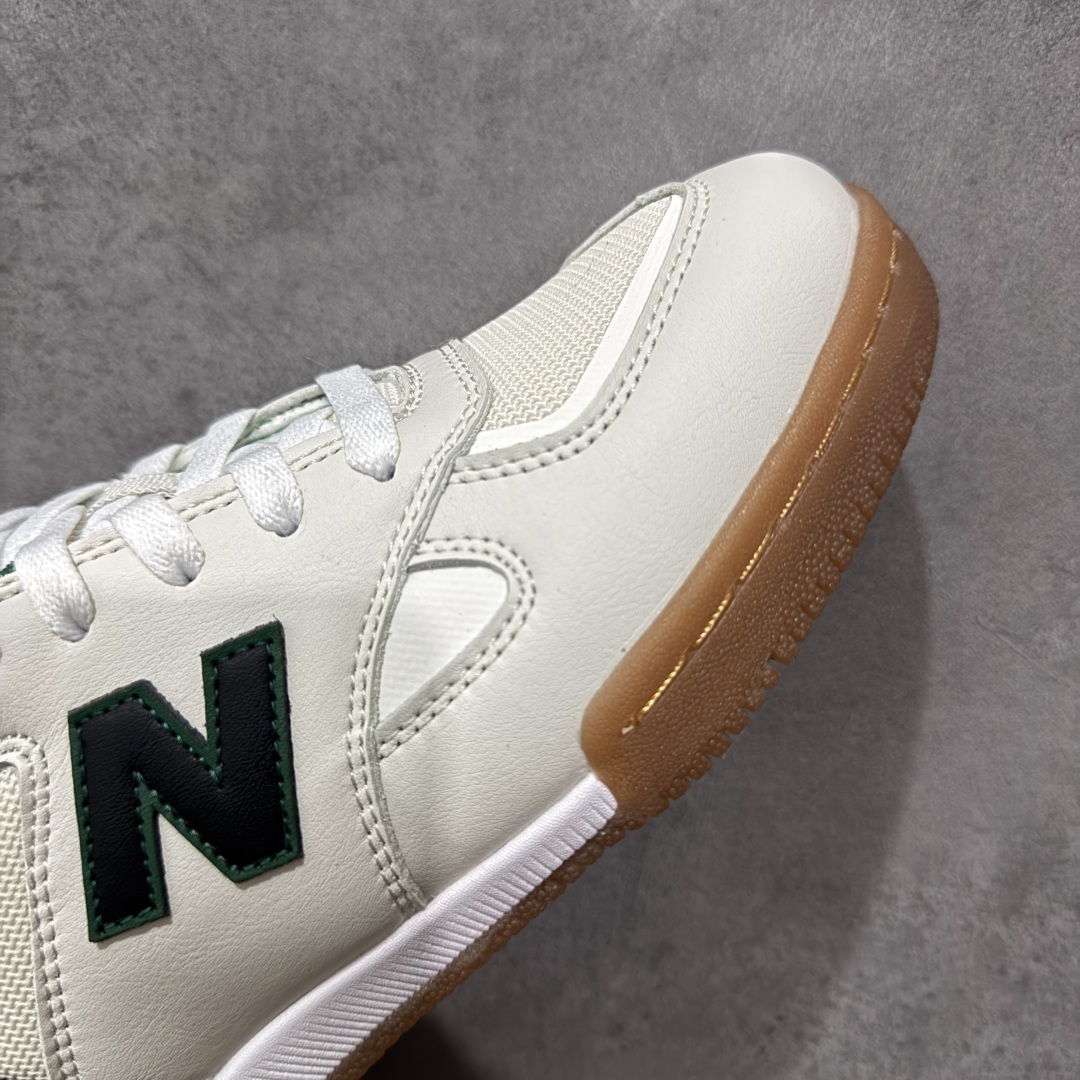 图片[6]-【公司级】New Balance NB 600 休闲舒适 耐磨轻便 低帮 板鞋 以更纯粹的复古风格设计打造的全新造型。侧身还以解构设计，将 N 字标志以做旧压花样式呈现，样式别具新意。而麂皮、冲孔皮革的塑造，则呈现出高级怀旧气质，也让鞋款在奢华时装风格与运动氛围之间达到了平衡。 货号：NM600OGS 尺码：36-45 编码：GLB220230-选品中心