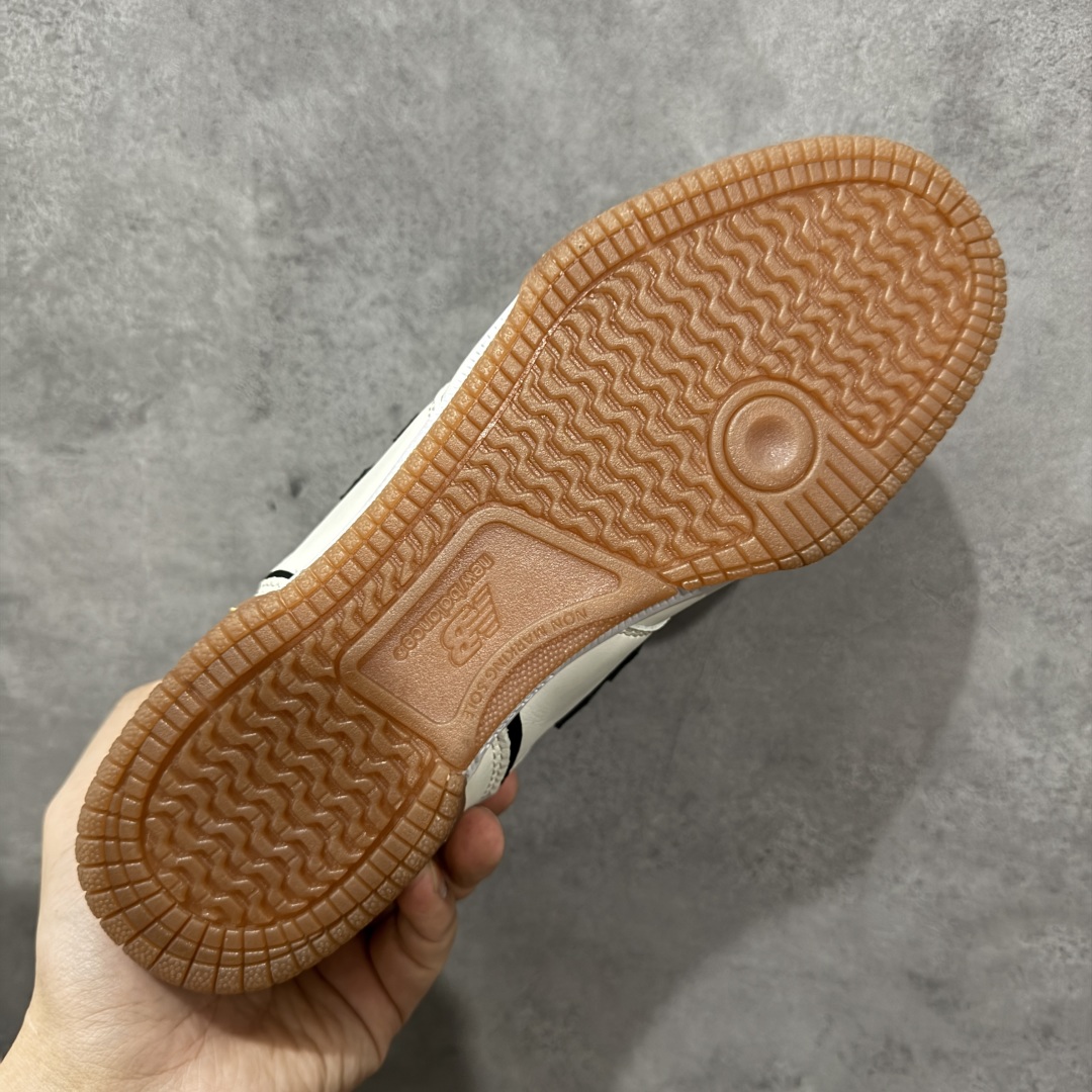 图片[9]-【公司级】New Balance NB 600 休闲舒适 耐磨轻便 低帮 板鞋 以更纯粹的复古风格设计打造的全新造型。侧身还以解构设计，将 N 字标志以做旧压花样式呈现，样式别具新意。而麂皮、冲孔皮革的塑造，则呈现出高级怀旧气质，也让鞋款在奢华时装风格与运动氛围之间达到了平衡。 货号：NM600OGS 尺码：36-45 编码：GLB220230-选品中心