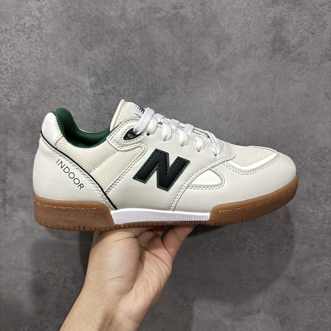 【公司级】New Balance NB 600 休闲舒适 耐磨轻便 低帮 板鞋 以更纯粹的复古风格设计打造的全新造型。侧身还以解构设计,将 N 字标志以做旧压花样式呈现,样式别具新意。而麂皮、冲孔皮革的塑造,则呈现出高级怀旧气质,也让鞋款在奢华时装风格与运动氛围之间达到了平衡。 货号:NM600OGS 尺码:36-45 编码:GLB220230-选品中心