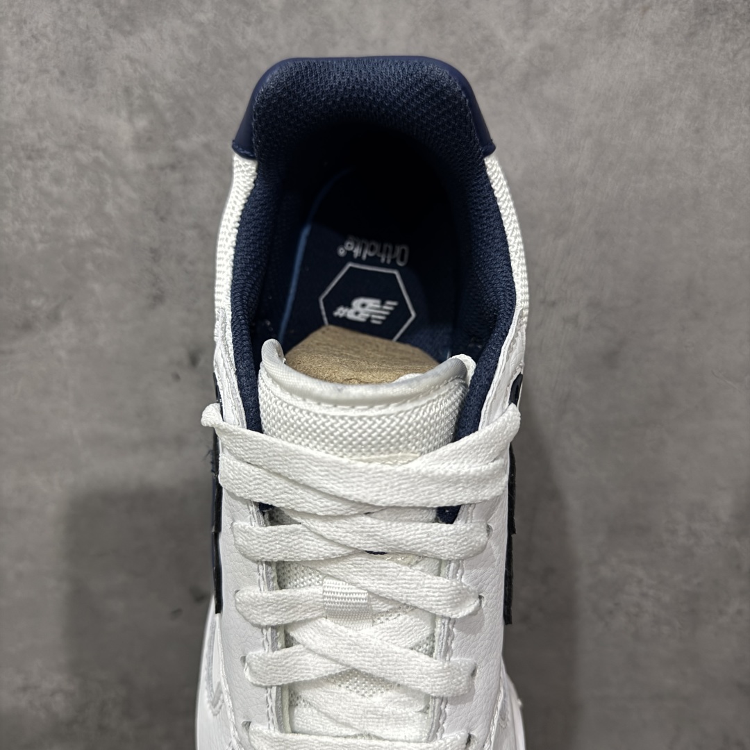 图片[8]-【公司级】New Balance NB 600 休闲舒适 耐磨轻便 低帮 板鞋 以更纯粹的复古风格设计打造的全新造型。侧身还以解构设计，将 N 字标志以做旧压花样式呈现，样式别具新意。而麂皮、冲孔皮革的塑造，则呈现出高级怀旧气质，也让鞋款在奢华时装风格与运动氛围之间达到了平衡。 货号：NM600TTN 尺码：36-45 编码：GLB220230-选品中心