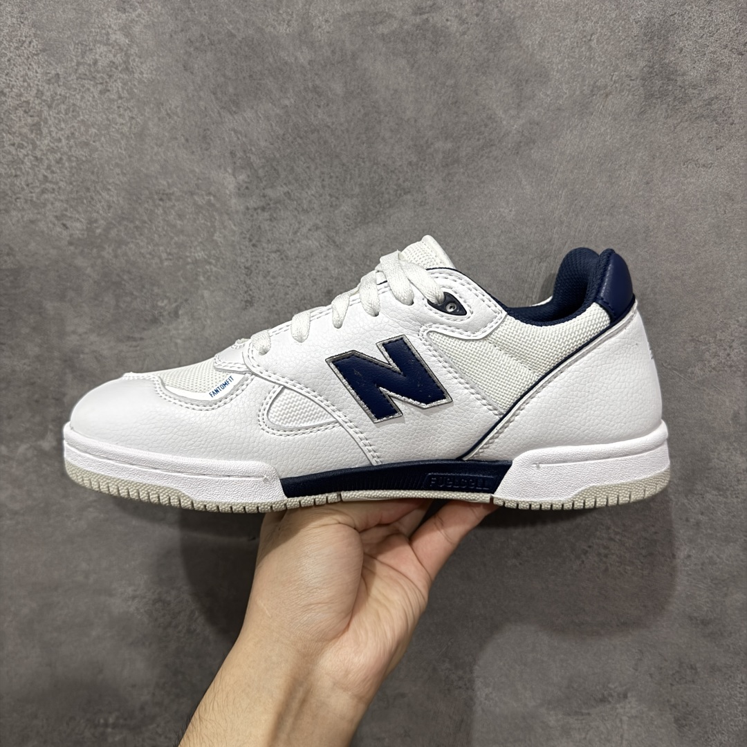 图片[2]-【公司级】New Balance NB 600 休闲舒适 耐磨轻便 低帮 板鞋 以更纯粹的复古风格设计打造的全新造型。侧身还以解构设计，将 N 字标志以做旧压花样式呈现，样式别具新意。而麂皮、冲孔皮革的塑造，则呈现出高级怀旧气质，也让鞋款在奢华时装风格与运动氛围之间达到了平衡。 货号：NM600TTN 尺码：36-45 编码：GLB220230-选品中心