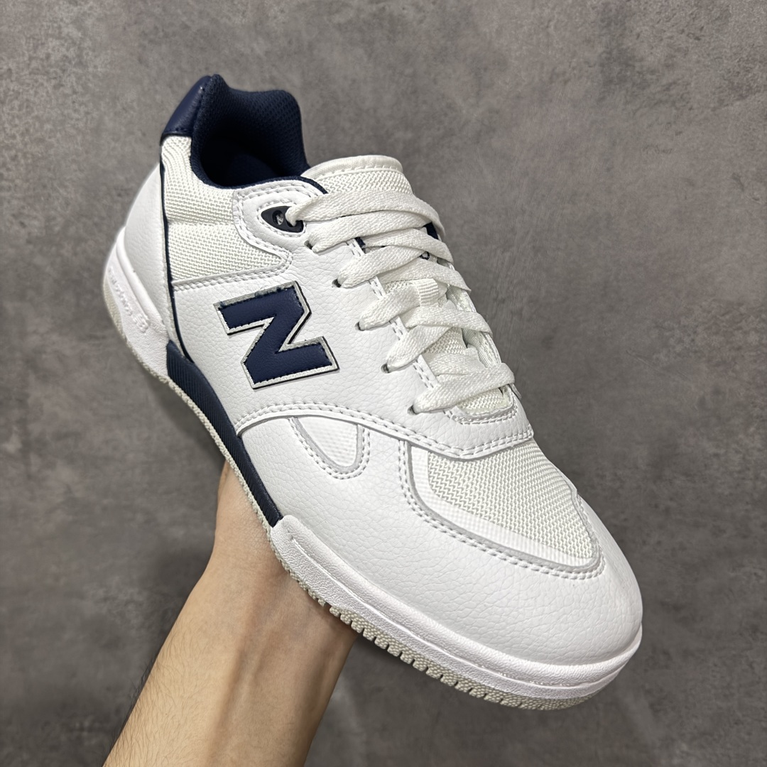 图片[3]-【公司级】New Balance NB 600 休闲舒适 耐磨轻便 低帮 板鞋 以更纯粹的复古风格设计打造的全新造型。侧身还以解构设计，将 N 字标志以做旧压花样式呈现，样式别具新意。而麂皮、冲孔皮革的塑造，则呈现出高级怀旧气质，也让鞋款在奢华时装风格与运动氛围之间达到了平衡。 货号：NM600TTN 尺码：36-45 编码：GLB220230-选品中心