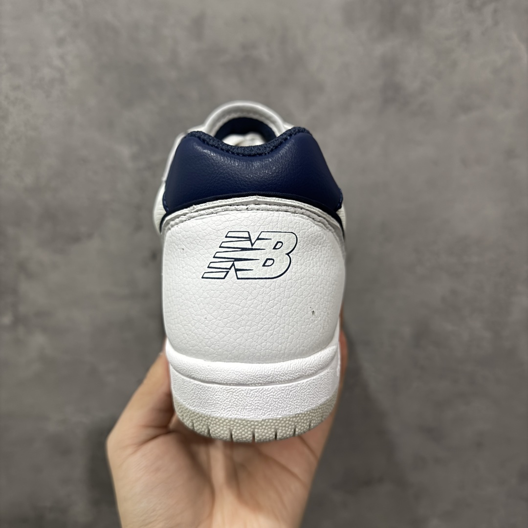 图片[4]-【公司级】New Balance NB 600 休闲舒适 耐磨轻便 低帮 板鞋 以更纯粹的复古风格设计打造的全新造型。侧身还以解构设计，将 N 字标志以做旧压花样式呈现，样式别具新意。而麂皮、冲孔皮革的塑造，则呈现出高级怀旧气质，也让鞋款在奢华时装风格与运动氛围之间达到了平衡。 货号：NM600TTN 尺码：36-45 编码：GLB220230-选品中心