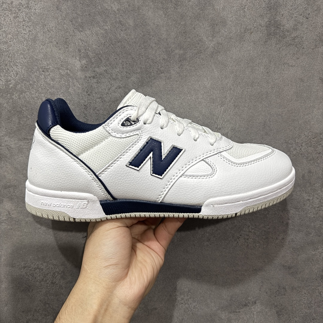 【公司级】New Balance NB 600 休闲舒适 耐磨轻便 低帮 板鞋 以更纯粹的复古风格设计打造的全新造型。侧身还以解构设计,将 N 字标志以做旧压花样式呈现,样式别具新意。而麂皮、冲孔皮革的塑造,则呈现出高级怀旧气质,也让鞋款在奢华时装风格与运动氛围之间达到了平衡。 货号:NM600TTN 尺码:36-45 编码:GLB220230-选品中心