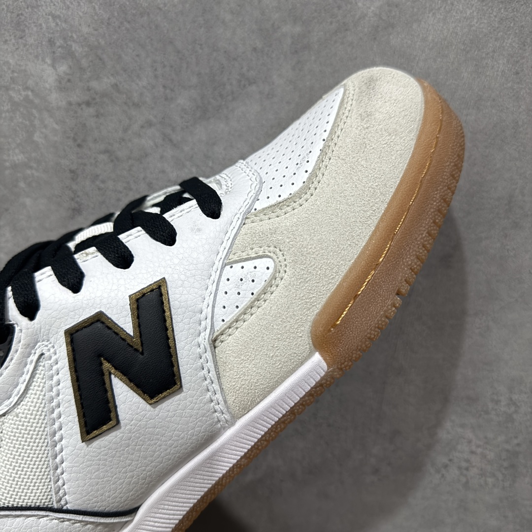 图片[6]-【公司级】New Balance NB 600 休闲舒适 耐磨轻便 低帮 板鞋 以更纯粹的复古风格设计打造的全新造型。侧身还以解构设计，将 N 字标志以做旧压花样式呈现，样式别具新意。而麂皮、冲孔皮革的塑造，则呈现出高级怀旧气质，也让鞋款在奢华时装风格与运动氛围之间达到了平衡。 货号：NM600WTA 尺码：36-45 编码：GLB220230-选品中心