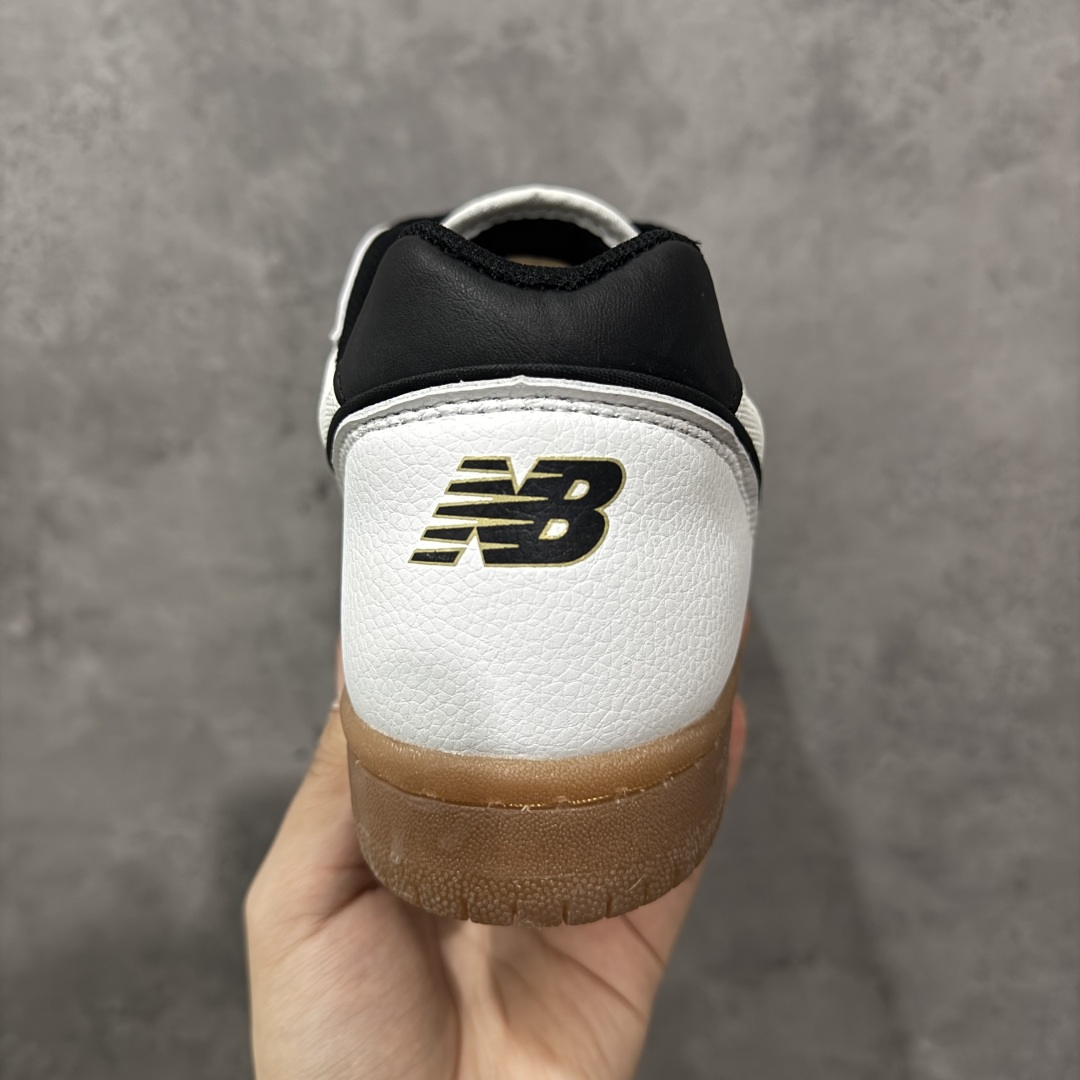 图片[4]-【公司级】New Balance NB 600 休闲舒适 耐磨轻便 低帮 板鞋 以更纯粹的复古风格设计打造的全新造型。侧身还以解构设计，将 N 字标志以做旧压花样式呈现，样式别具新意。而麂皮、冲孔皮革的塑造，则呈现出高级怀旧气质，也让鞋款在奢华时装风格与运动氛围之间达到了平衡。 货号：NM600WTA 尺码：36-45 编码：GLB220230-选品中心