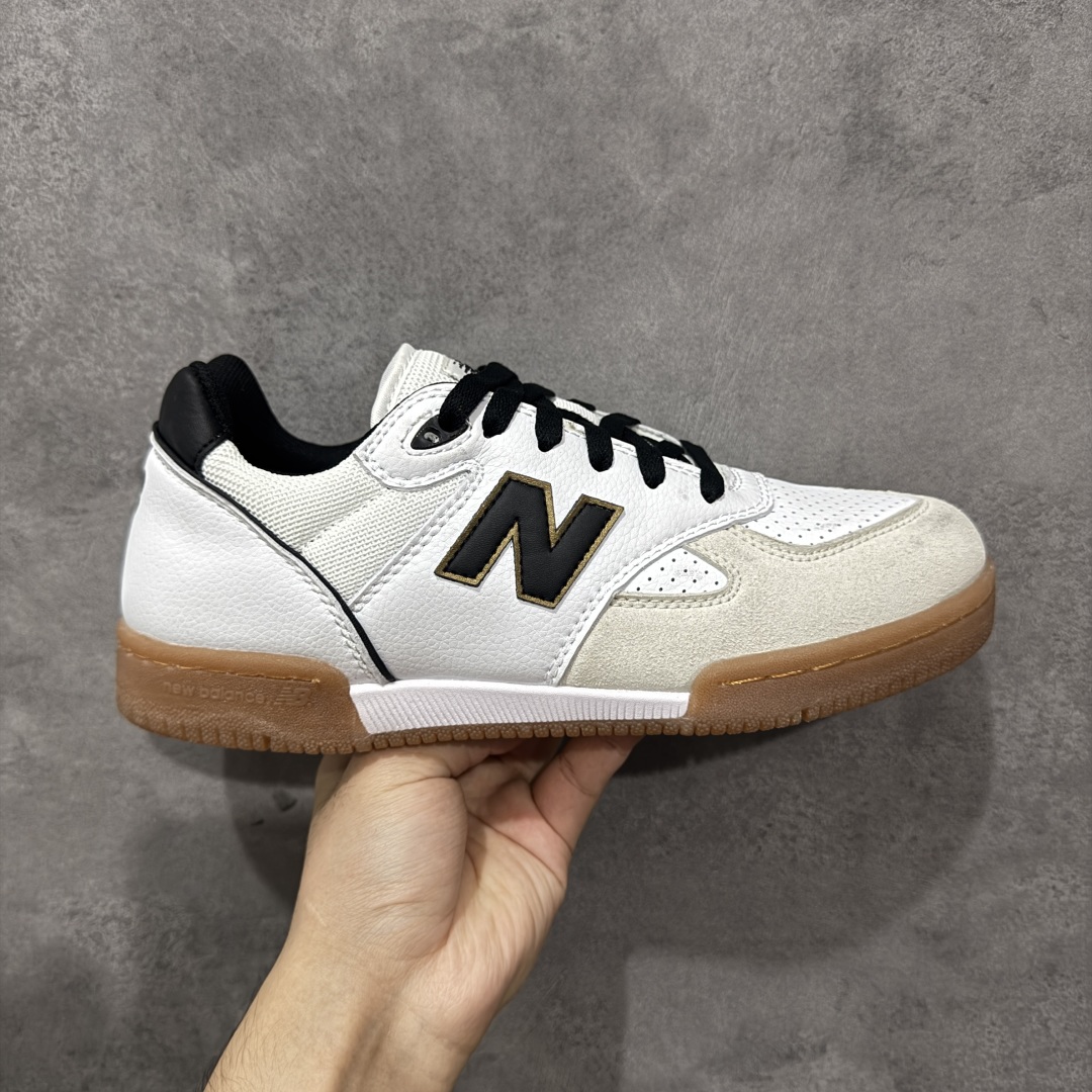 【公司级】New Balance NB 600 休闲舒适 耐磨轻便 低帮 板鞋 以更纯粹的复古风格设计打造的全新造型。侧身还以解构设计,将 N 字标志以做旧压花样式呈现,样式别具新意。而麂皮、冲孔皮革的塑造,则呈现出高级怀旧气质,也让鞋款在奢华时装风格与运动氛围之间达到了平衡。 货号:NM600WTA 尺码:36-45 编码:GLB220230-选品中心