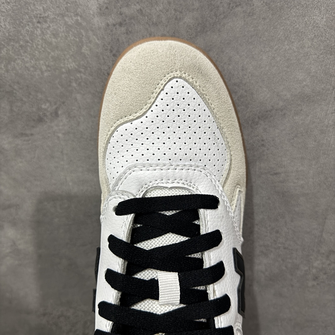 图片[5]-【公司级】New Balance NB 600 休闲舒适 耐磨轻便 低帮 板鞋 以更纯粹的复古风格设计打造的全新造型。侧身还以解构设计，将 N 字标志以做旧压花样式呈现，样式别具新意。而麂皮、冲孔皮革的塑造，则呈现出高级怀旧气质，也让鞋款在奢华时装风格与运动氛围之间达到了平衡。 货号：NM600WTA 尺码：36-45 编码：GLB220230-选品中心