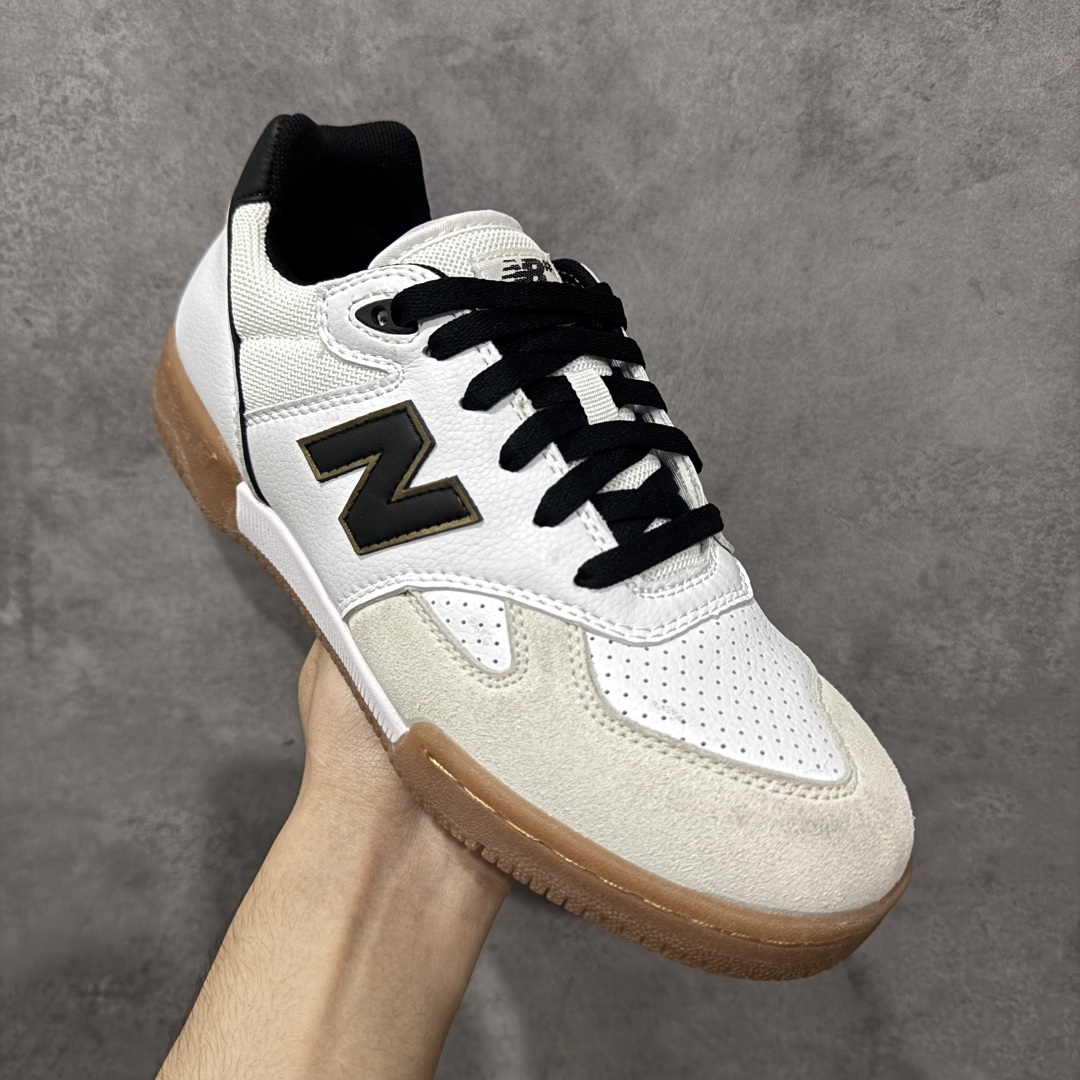图片[3]-【公司级】New Balance NB 600 休闲舒适 耐磨轻便 低帮 板鞋 以更纯粹的复古风格设计打造的全新造型。侧身还以解构设计，将 N 字标志以做旧压花样式呈现，样式别具新意。而麂皮、冲孔皮革的塑造，则呈现出高级怀旧气质，也让鞋款在奢华时装风格与运动氛围之间达到了平衡。 货号：NM600WTA 尺码：36-45 编码：GLB220230-选品中心