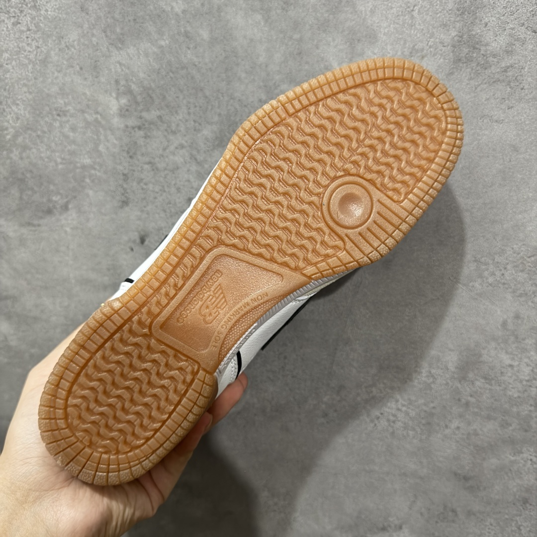 图片[9]-【公司级】New Balance NB 600 休闲舒适 耐磨轻便 低帮 板鞋 以更纯粹的复古风格设计打造的全新造型。侧身还以解构设计，将 N 字标志以做旧压花样式呈现，样式别具新意。而麂皮、冲孔皮革的塑造，则呈现出高级怀旧气质，也让鞋款在奢华时装风格与运动氛围之间达到了平衡。 货号：NM600WTA 尺码：36-45 编码：GLB220230-选品中心