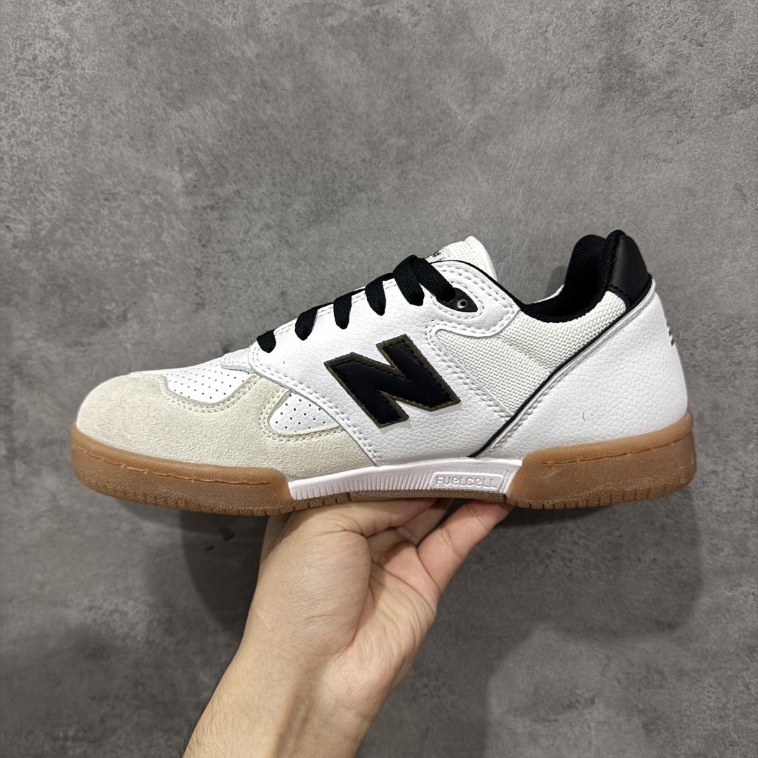图片[2]-【公司级】New Balance NB 600 休闲舒适 耐磨轻便 低帮 板鞋 以更纯粹的复古风格设计打造的全新造型。侧身还以解构设计，将 N 字标志以做旧压花样式呈现，样式别具新意。而麂皮、冲孔皮革的塑造，则呈现出高级怀旧气质，也让鞋款在奢华时装风格与运动氛围之间达到了平衡。 货号：NM600WTA 尺码：36-45 编码：GLB220230-选品中心