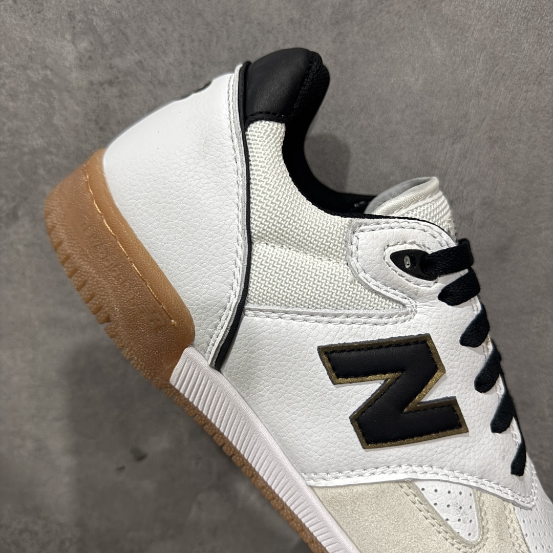 图片[7]-【公司级】New Balance NB 600 休闲舒适 耐磨轻便 低帮 板鞋 以更纯粹的复古风格设计打造的全新造型。侧身还以解构设计，将 N 字标志以做旧压花样式呈现，样式别具新意。而麂皮、冲孔皮革的塑造，则呈现出高级怀旧气质，也让鞋款在奢华时装风格与运动氛围之间达到了平衡。 货号：NM600WTA 尺码：36-45 编码：GLB220230-选品中心
