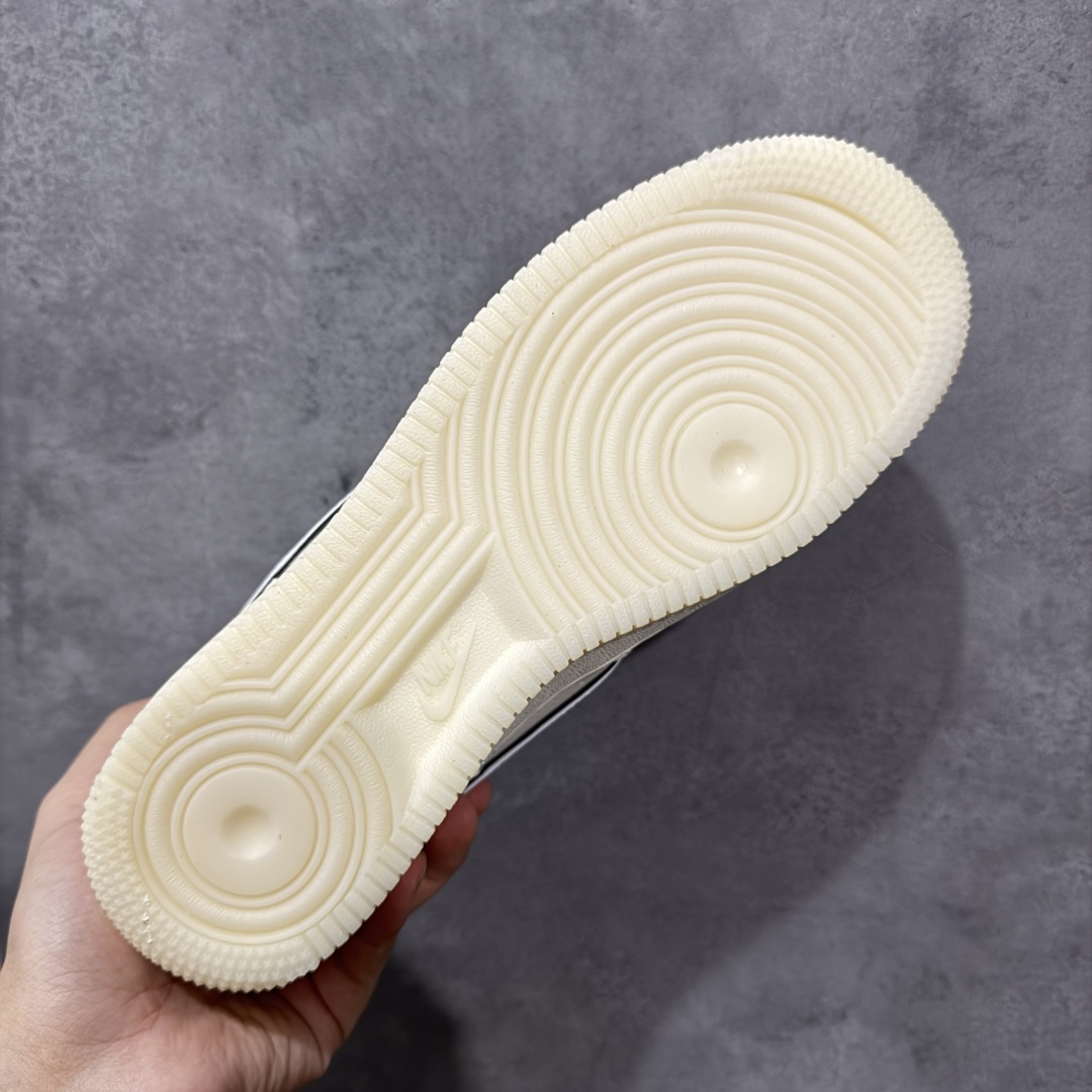图片[9]-【定制版】Supreme x Nike Air Force 1 Low Sup x 耐克 空军一号 低帮 米白灰 鞋身整体以米白色打造搭配米白色框架覆盖层，设计独特且充满时尚感；鞋身两侧Swoosh Logo采用3M反光点缀并以灰色进行描边，后跟装饰片使用白色制作，鞋头处迷你Swoosh Logo灰色妆点，鞋舌标签上以Supreme字样呈现，后跟Nike Swoosh Logo及Air辅以灰色刺绣妆点，后跟侧方印有Supreme字样，彰显联名身份；最后以米白色中底搭配乳白色半透明橡胶外底完善整体设计收尾。 货号：XX3168-193 尺码：36-45带半码 编码：HXSB310320-选品中心