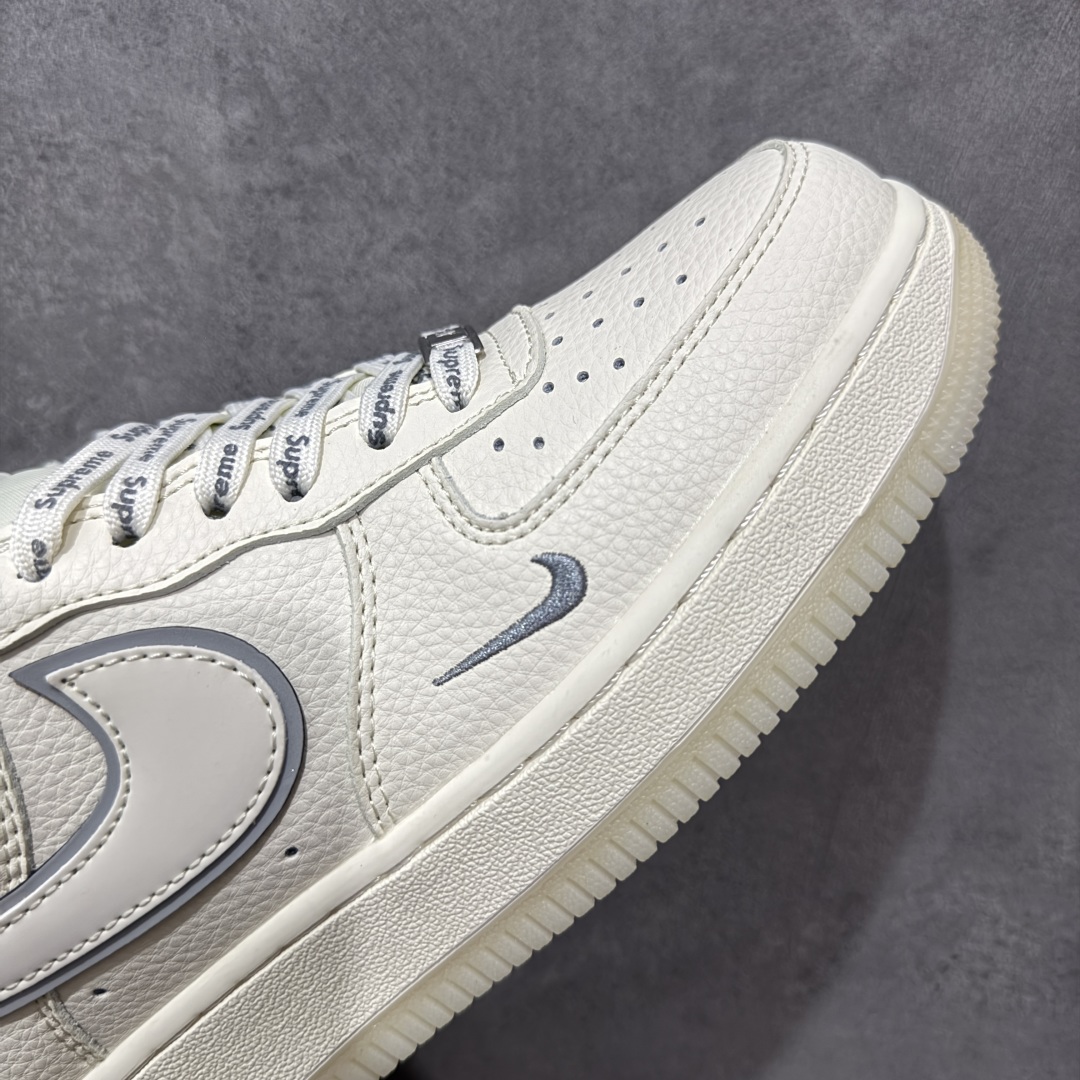 图片[6]-【定制版】Supreme x Nike Air Force 1 Low Sup x 耐克 空军一号 低帮 米白灰 鞋身整体以米白色打造搭配米白色框架覆盖层，设计独特且充满时尚感；鞋身两侧Swoosh Logo采用3M反光点缀并以灰色进行描边，后跟装饰片使用白色制作，鞋头处迷你Swoosh Logo灰色妆点，鞋舌标签上以Supreme字样呈现，后跟Nike Swoosh Logo及Air辅以灰色刺绣妆点，后跟侧方印有Supreme字样，彰显联名身份；最后以米白色中底搭配乳白色半透明橡胶外底完善整体设计收尾。 货号：XX3168-193 尺码：36-45带半码 编码：HXSB310320-选品中心