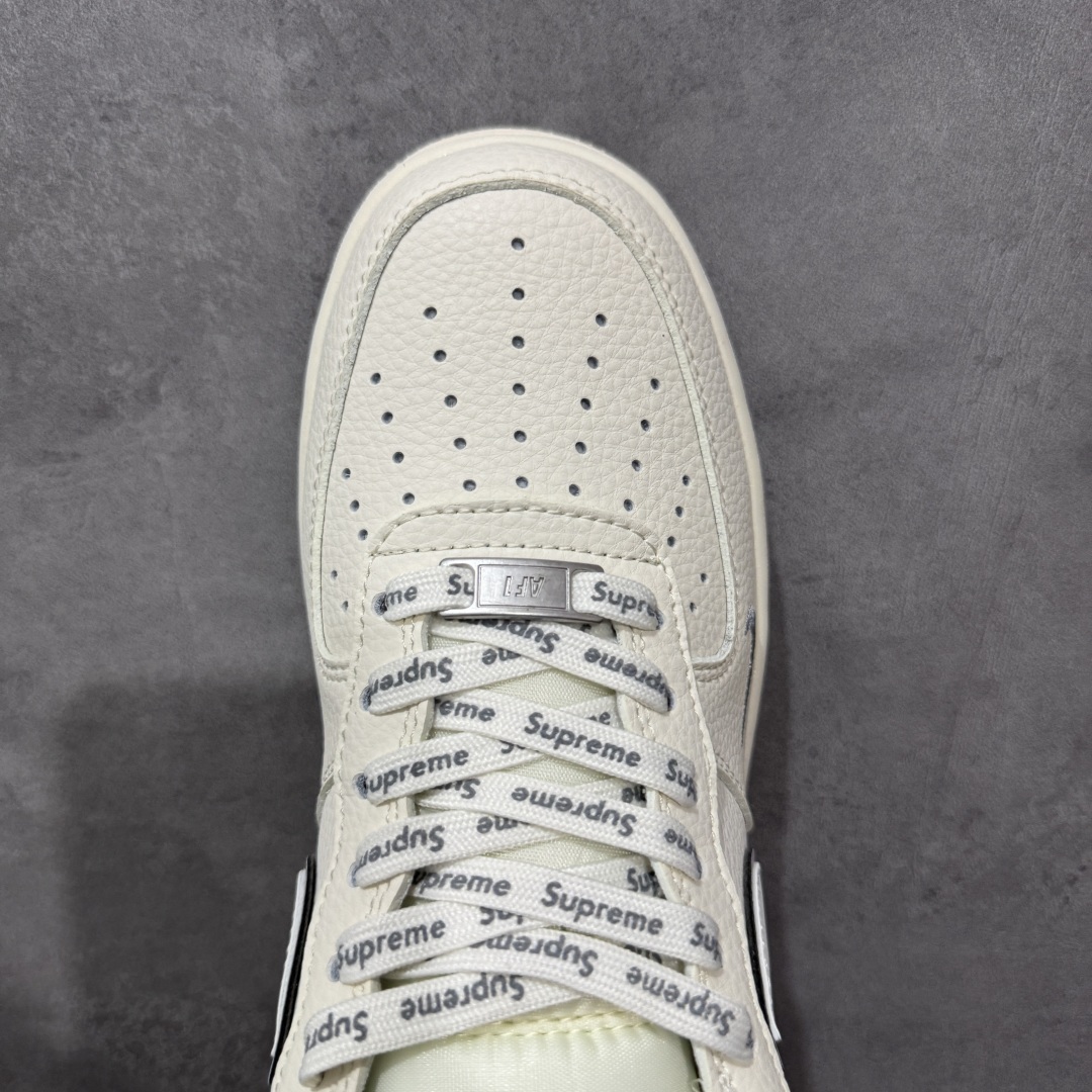 图片[5]-【定制版】Supreme x Nike Air Force 1 Low Sup x 耐克 空军一号 低帮 米白灰 鞋身整体以米白色打造搭配米白色框架覆盖层，设计独特且充满时尚感；鞋身两侧Swoosh Logo采用3M反光点缀并以灰色进行描边，后跟装饰片使用白色制作，鞋头处迷你Swoosh Logo灰色妆点，鞋舌标签上以Supreme字样呈现，后跟Nike Swoosh Logo及Air辅以灰色刺绣妆点，后跟侧方印有Supreme字样，彰显联名身份；最后以米白色中底搭配乳白色半透明橡胶外底完善整体设计收尾。 货号：XX3168-193 尺码：36-45带半码 编码：HXSB310320-选品中心