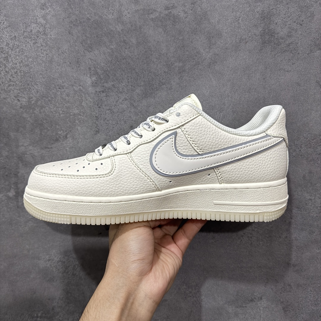 图片[2]-【定制版】Supreme x Nike Air Force 1 Low Sup x 耐克 空军一号 低帮 米白灰 鞋身整体以米白色打造搭配米白色框架覆盖层，设计独特且充满时尚感；鞋身两侧Swoosh Logo采用3M反光点缀并以灰色进行描边，后跟装饰片使用白色制作，鞋头处迷你Swoosh Logo灰色妆点，鞋舌标签上以Supreme字样呈现，后跟Nike Swoosh Logo及Air辅以灰色刺绣妆点，后跟侧方印有Supreme字样，彰显联名身份；最后以米白色中底搭配乳白色半透明橡胶外底完善整体设计收尾。 货号：XX3168-193 尺码：36-45带半码 编码：HXSB310320-选品中心