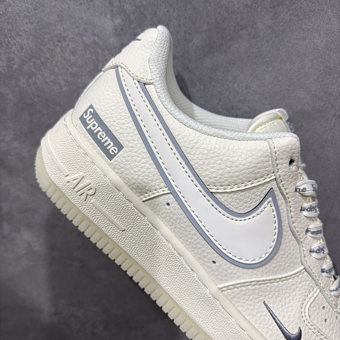 图片[7]-【定制版】Supreme x Nike Air Force 1 Low Sup x 耐克 空军一号 低帮 米白灰 鞋身整体以米白色打造搭配米白色框架覆盖层，设计独特且充满时尚感；鞋身两侧Swoosh Logo采用3M反光点缀并以灰色进行描边，后跟装饰片使用白色制作，鞋头处迷你Swoosh Logo灰色妆点，鞋舌标签上以Supreme字样呈现，后跟Nike Swoosh Logo及Air辅以灰色刺绣妆点，后跟侧方印有Supreme字样，彰显联名身份；最后以米白色中底搭配乳白色半透明橡胶外底完善整体设计收尾。 货号：XX3168-193 尺码：36-45带半码 编码：HXSB310320-选品中心