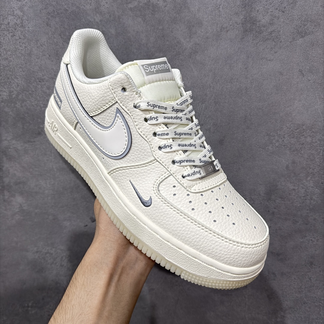 图片[3]-【定制版】Supreme x Nike Air Force 1 Low Sup x 耐克 空军一号 低帮 米白灰 鞋身整体以米白色打造搭配米白色框架覆盖层，设计独特且充满时尚感；鞋身两侧Swoosh Logo采用3M反光点缀并以灰色进行描边，后跟装饰片使用白色制作，鞋头处迷你Swoosh Logo灰色妆点，鞋舌标签上以Supreme字样呈现，后跟Nike Swoosh Logo及Air辅以灰色刺绣妆点，后跟侧方印有Supreme字样，彰显联名身份；最后以米白色中底搭配乳白色半透明橡胶外底完善整体设计收尾。 货号：XX3168-193 尺码：36-45带半码 编码：HXSB310320-选品中心