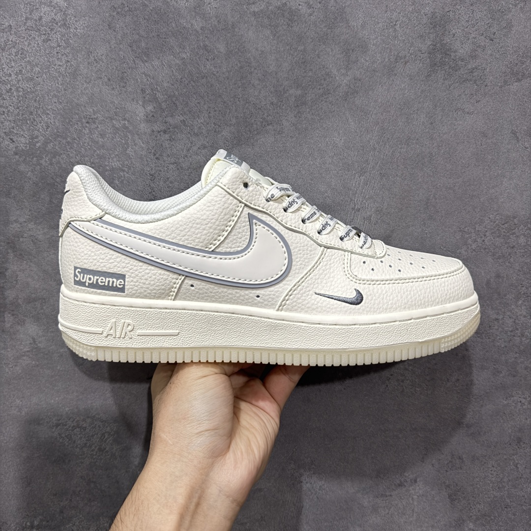 【定制版】Supreme x Nike Air Force 1 Low Sup x 耐克 空军一号 低帮 米白灰 鞋身整体以米白色打造搭配米白色框架覆盖层,设计独特且充满时尚感;鞋身两侧Swoosh Logo采用3M反光点缀并以灰色进行描边,后跟装饰片使用白色制作,鞋头处迷你Swoosh Logo灰色妆点,鞋舌标签上以Supreme字样呈现,后跟Nike Swoosh Logo及Air辅以灰色刺绣妆点,后跟侧方印有Supreme字样,彰显联名身份;最后以米白色中底搭配乳白色半透明橡胶外底完善整体设计收尾。 货号:XX3168-193 尺码:36-45带半码 编码:HXSB310320-选品中心