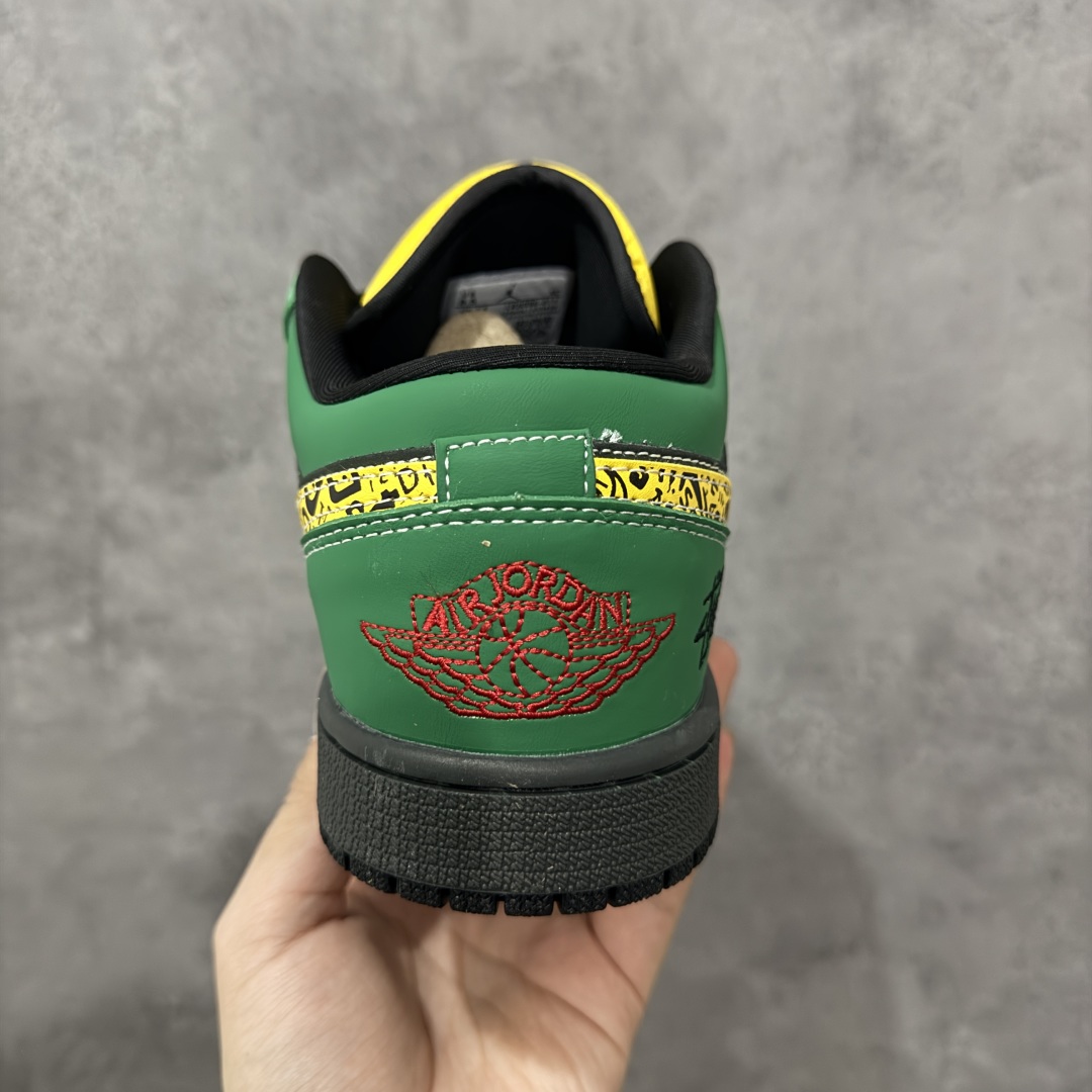 图片[4]-【定制版】Stussy x Air Jordan 1 Low 斯图西 x AJ1 低帮 黑绿黄 AJ1 乔丹1代 aj1 乔1 低邦 黑绿黄 乔丹篮球鞋系列 鞋身整体以黑色皮革打造，搭配绿色框架覆盖层，使鞋款十分百搭，鞋身两侧Swoosh Logo采用黄色点缀，后跟Wings Logo辅以红色缝线呈现，鞋舌是网眼布材料，增强了透气性，鞋舌上Jumpman Logo红色点缀，后跟侧方印有Stussy字样，彰显联名身份；最后以黑色中底搭配同色橡胶外底完善整体设计收尾。 货号：LR8888-011 尺码：36 36.5 37.5 38 38.5 39 40 40.5 41 42 42.5 43 44 44.5 45 编码：HXSB330340-选品中心