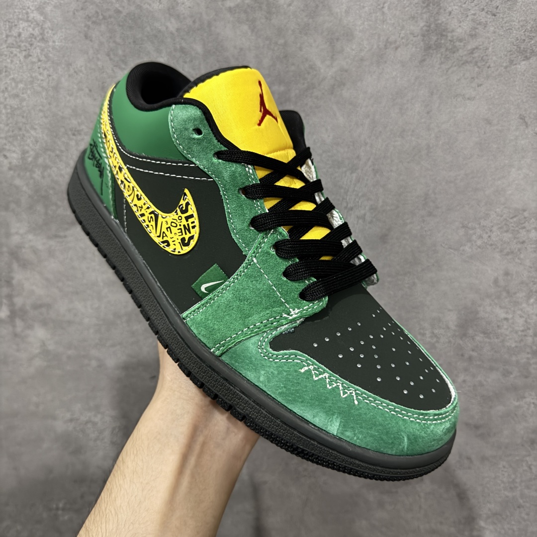 图片[3]-【定制版】Stussy x Air Jordan 1 Low 斯图西 x AJ1 低帮 黑绿黄 AJ1 乔丹1代 aj1 乔1 低邦 黑绿黄 乔丹篮球鞋系列 鞋身整体以黑色皮革打造，搭配绿色框架覆盖层，使鞋款十分百搭，鞋身两侧Swoosh Logo采用黄色点缀，后跟Wings Logo辅以红色缝线呈现，鞋舌是网眼布材料，增强了透气性，鞋舌上Jumpman Logo红色点缀，后跟侧方印有Stussy字样，彰显联名身份；最后以黑色中底搭配同色橡胶外底完善整体设计收尾。 货号：LR8888-011 尺码：36 36.5 37.5 38 38.5 39 40 40.5 41 42 42.5 43 44 44.5 45 编码：HXSB330340-选品中心